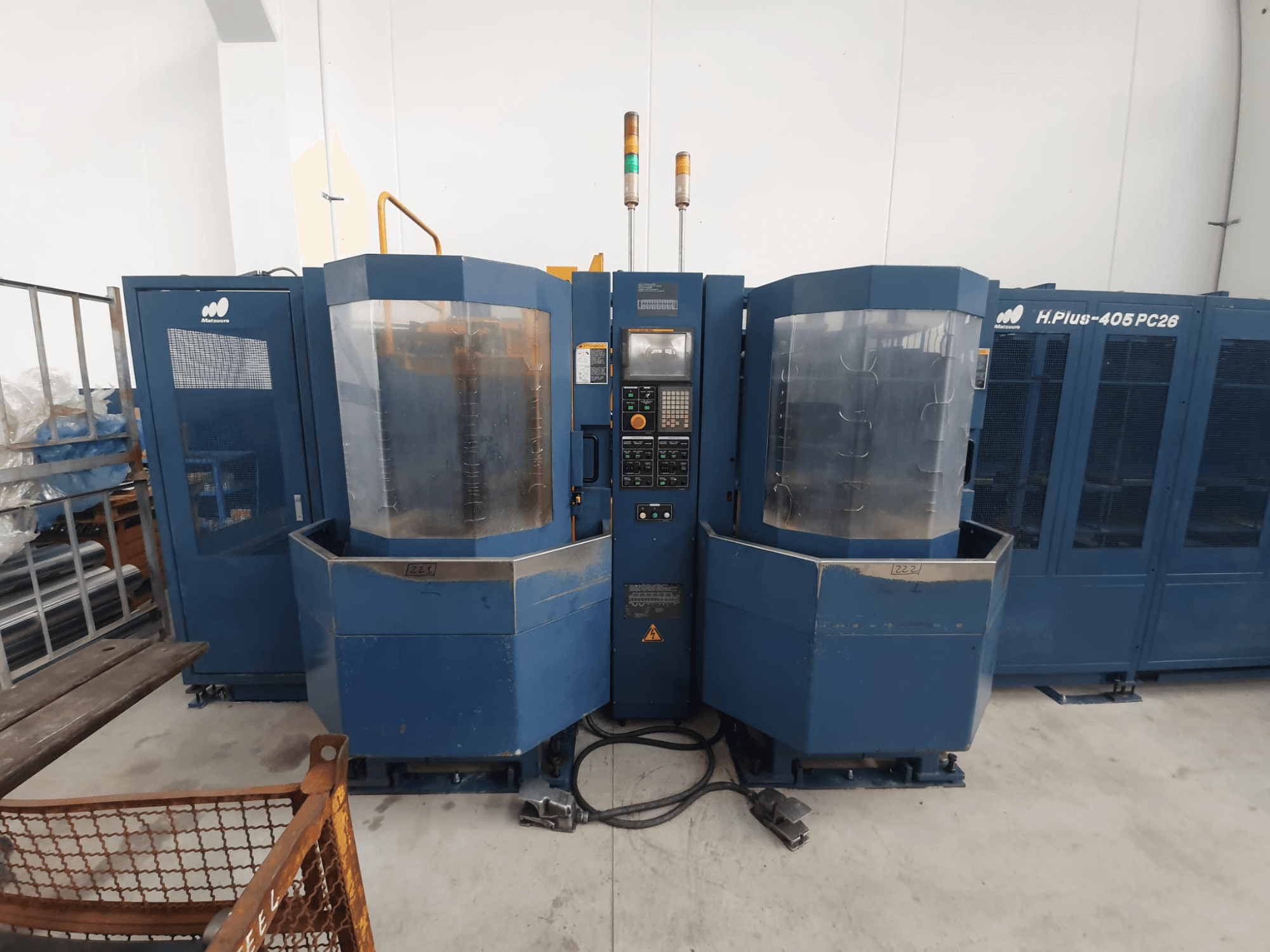 H.Plus 406 PC26 Doppelwerkzeugmaschine, Vorderansicht, mit Bedienfeld, transparentem Gehäuse und angeschlossenem Maschinengestell.