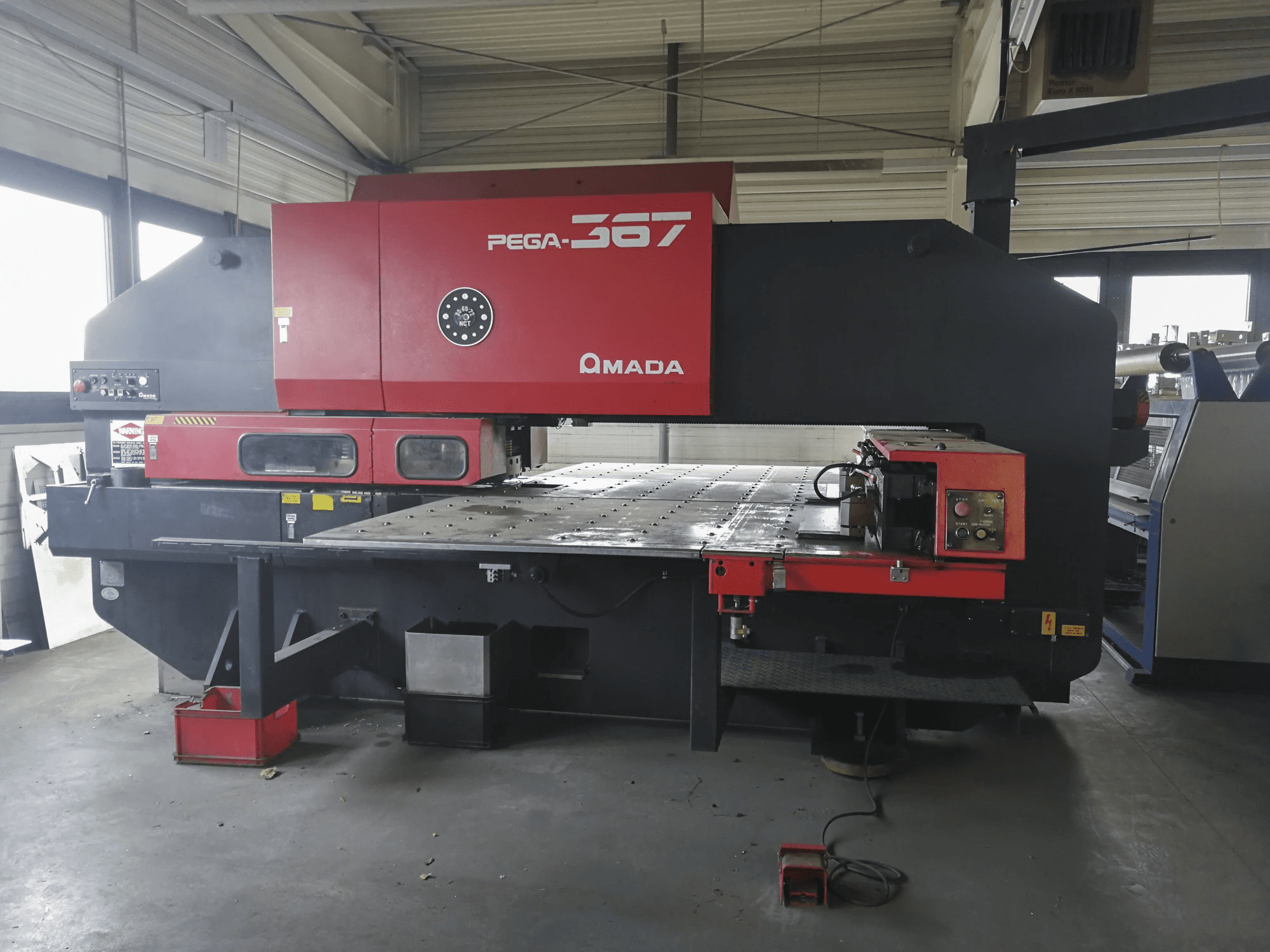 Frontansicht der AMADA PEGA 367 Maschine