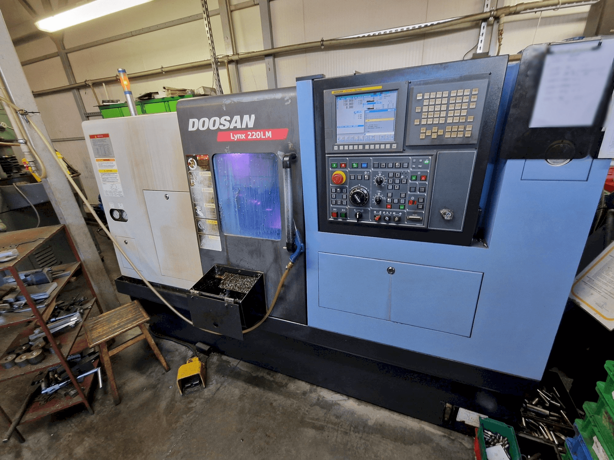 Frontansicht der Doosan LYNX 220 LMC Maschine