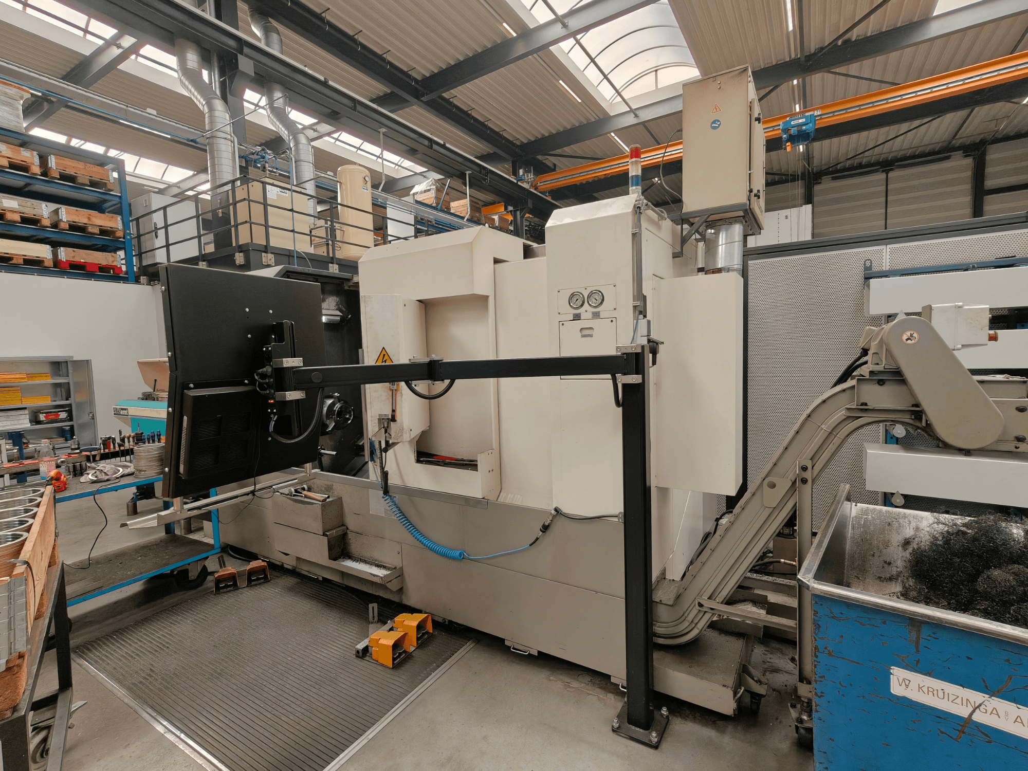 Victor Vturn A26 Horizontal-Drehmaschine, Seitenansicht, mit Bedienfeld, Späneförderer und industriellem Arbeitsbereich.