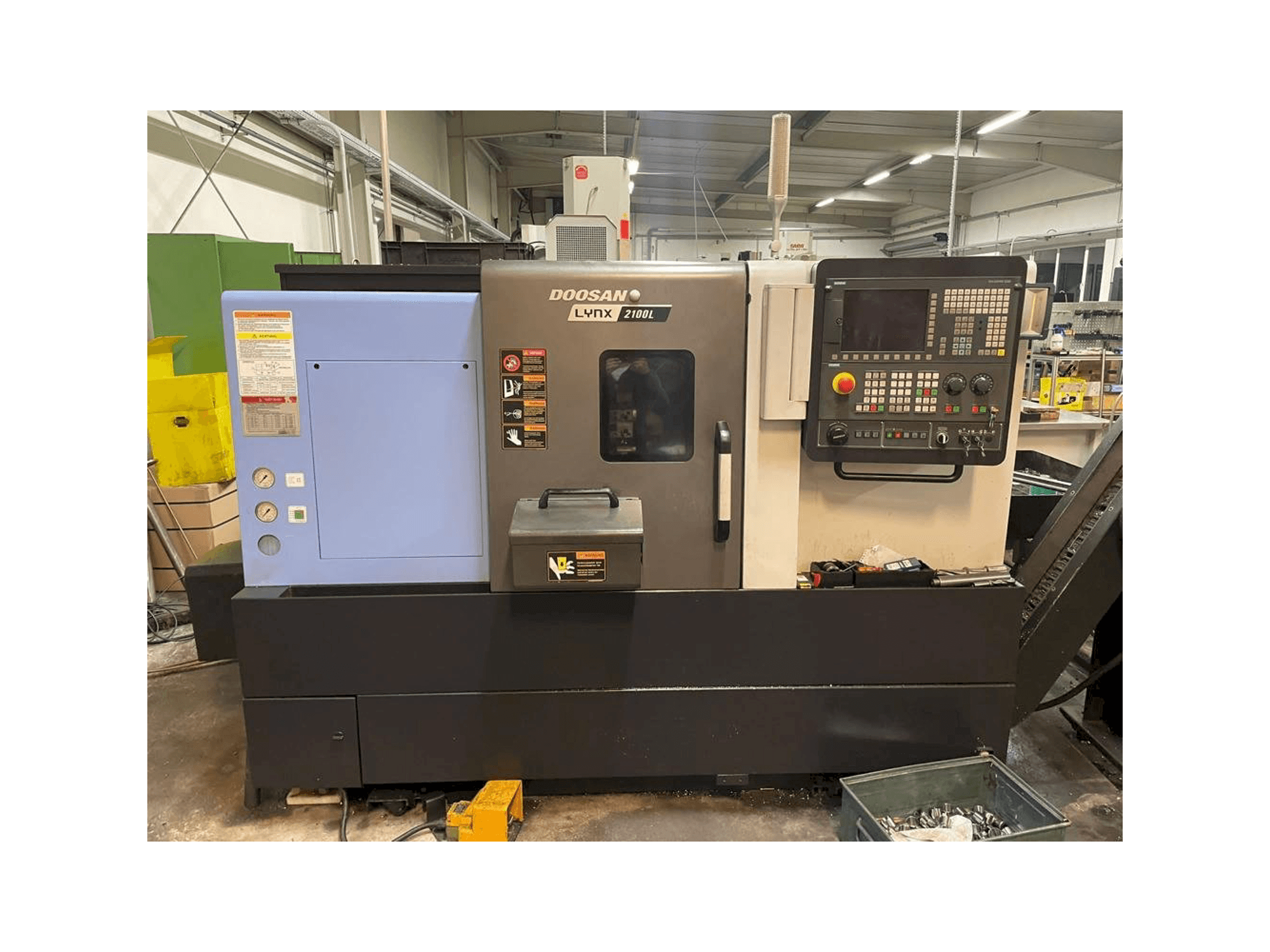 Frontansicht der Doosan Lynx 2100LB Maschine