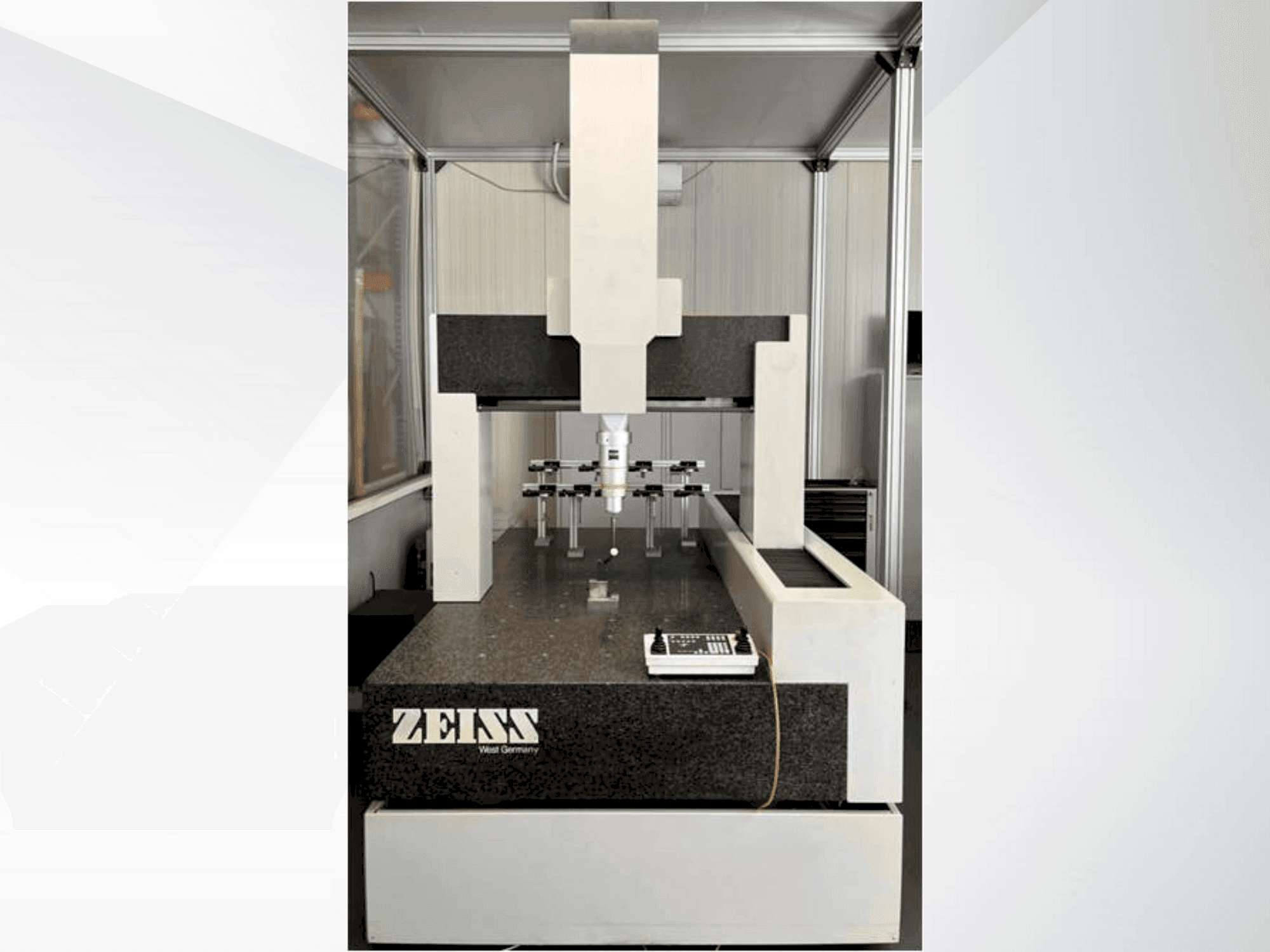 Frontansicht der ZEISS UMC 850 Maschine