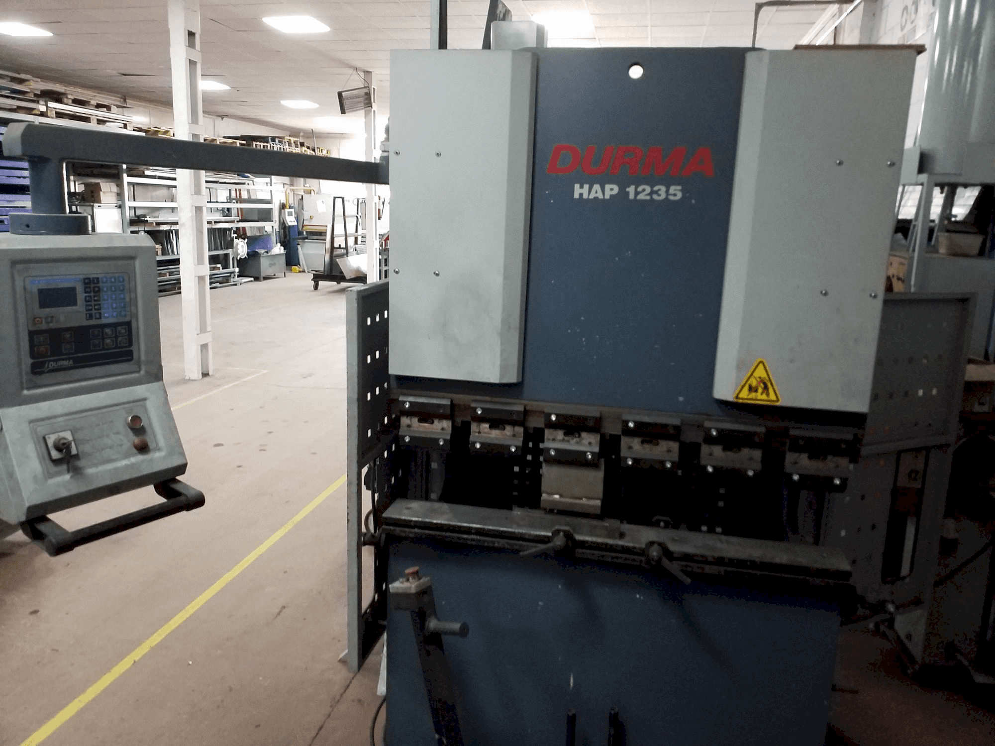 Frontansicht der Durma HAP-1235 Maschine