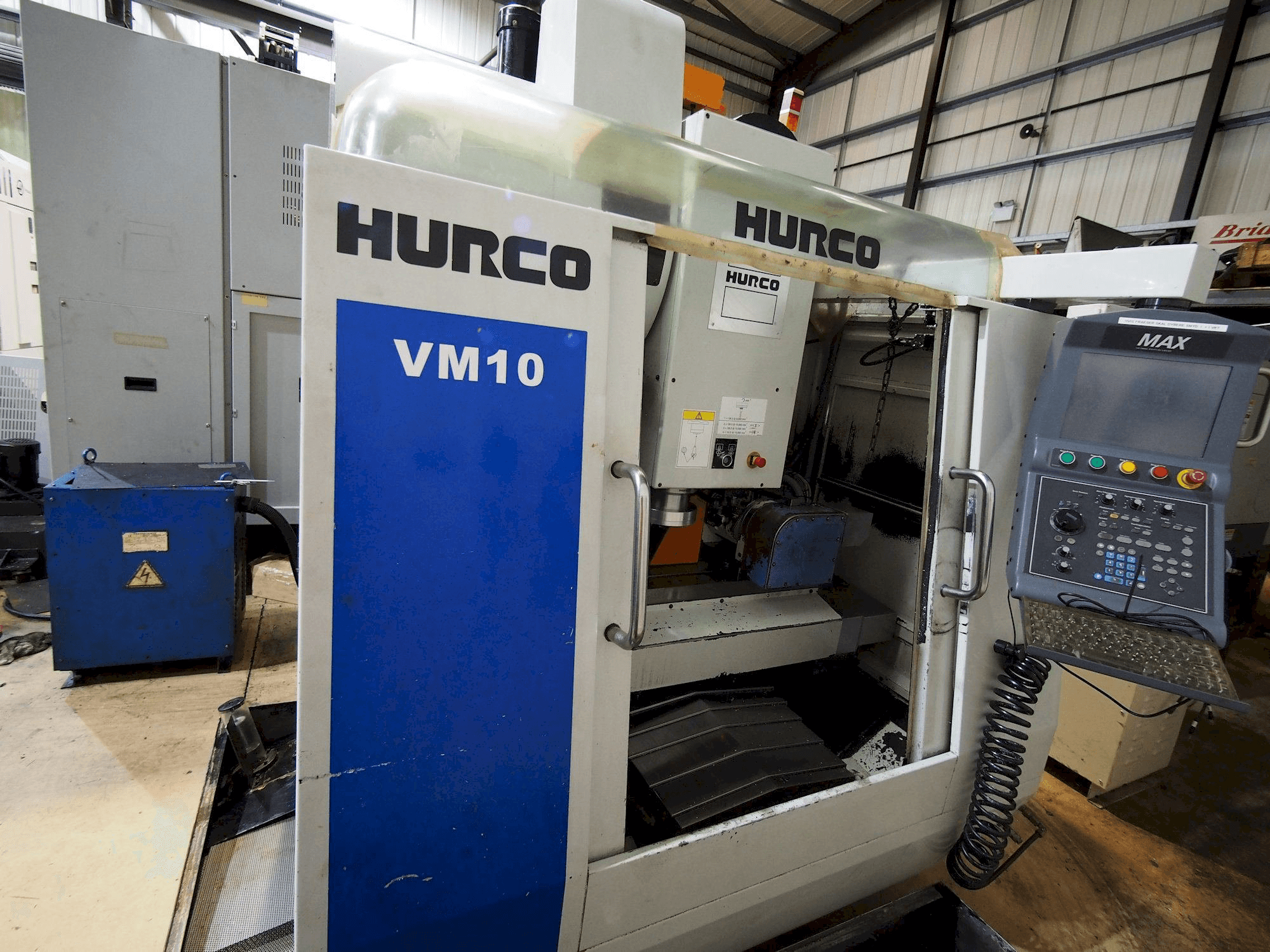 Frontansicht der Hurco VM10 Maschine