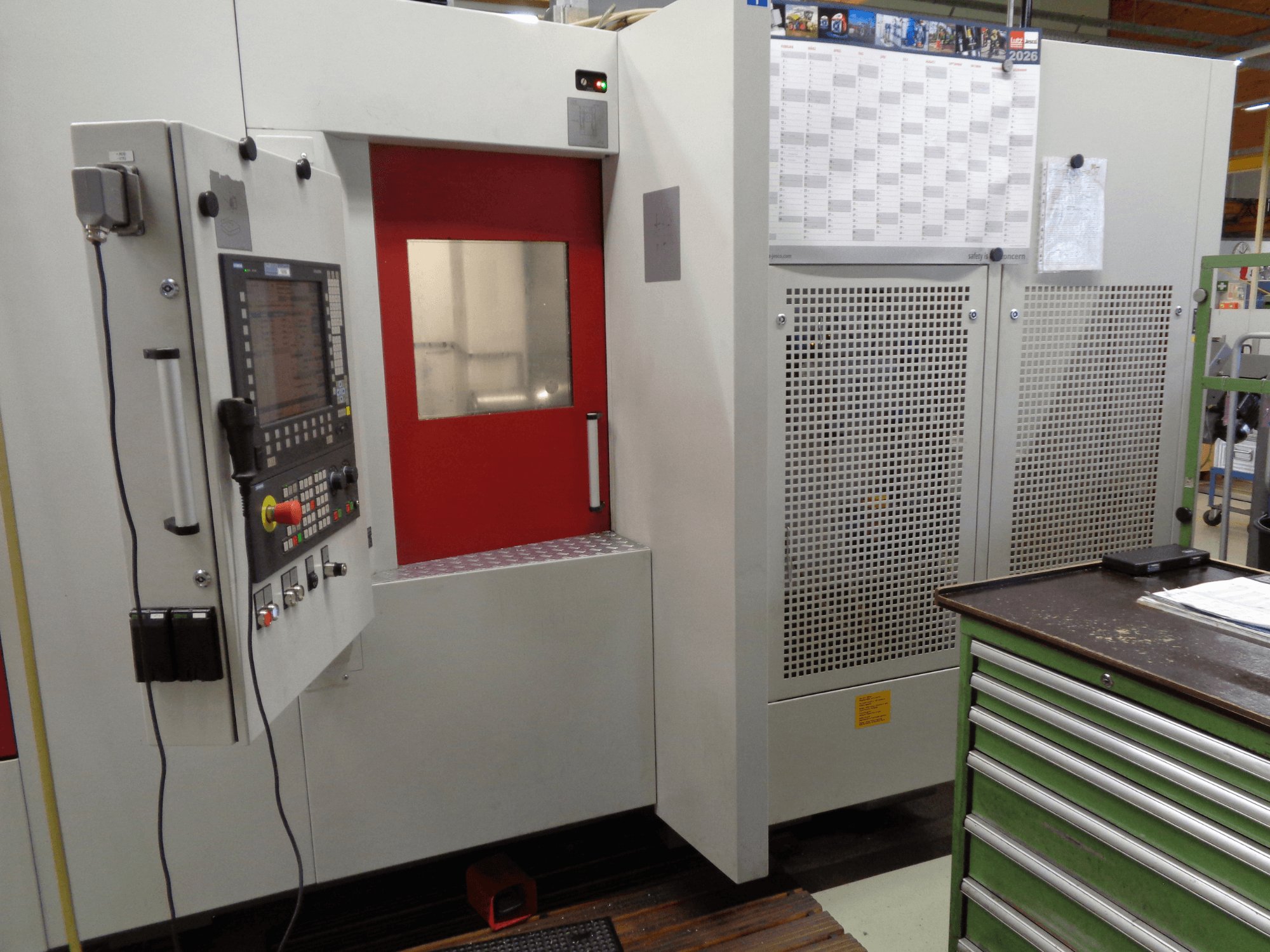 Starrag Heckert Horizontal-Bearbeitungszentrum HEC 400 D, Seitenansicht, mit Bedienfeld und Zugangstür mit roter Verkleidung.