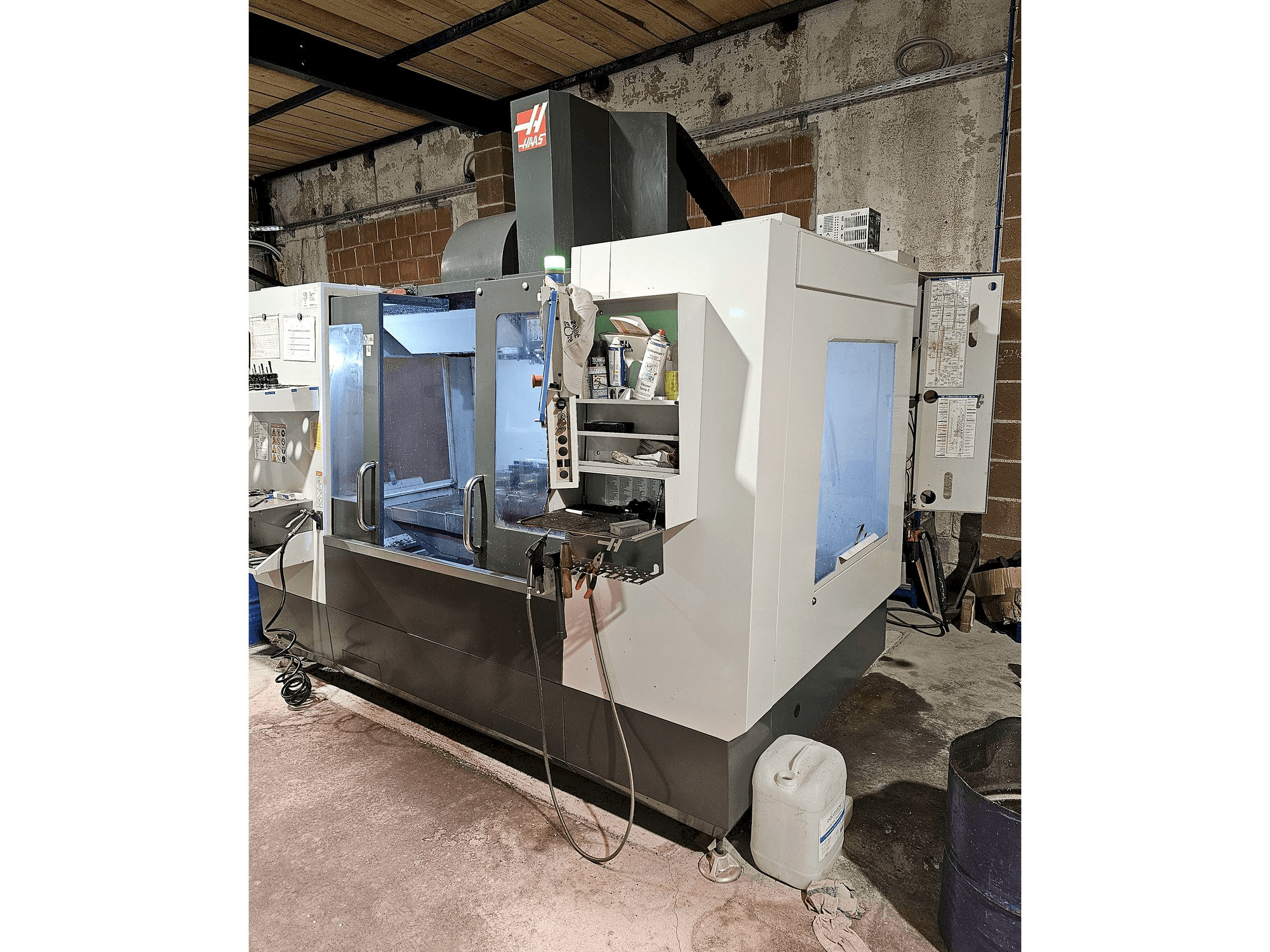 Frontansicht der HAAS VM3 Maschine