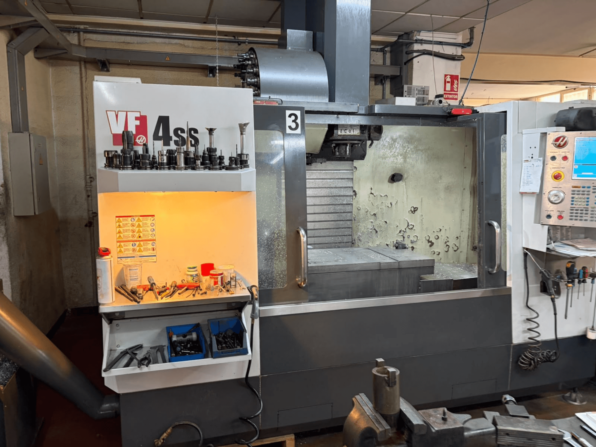 Vertikales Bearbeitungszentrum HAAS VP 4SS, Vorderansicht, mit Werkzeugmagazin, Bedienfeld und sichtbarem Arbeitsbereich mit Details zur Bearbeitung.