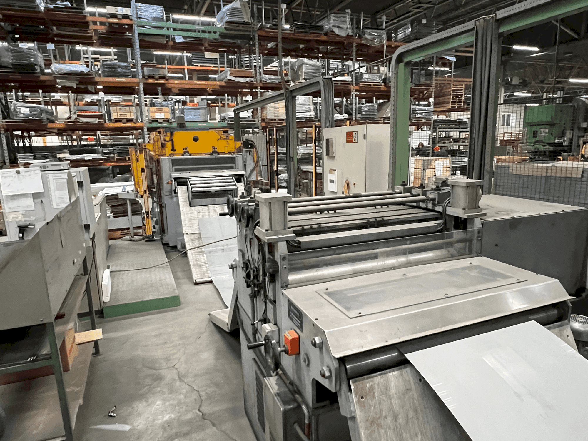 Frontansicht der MECASTEEL Coil Press Feeding Line Maschine