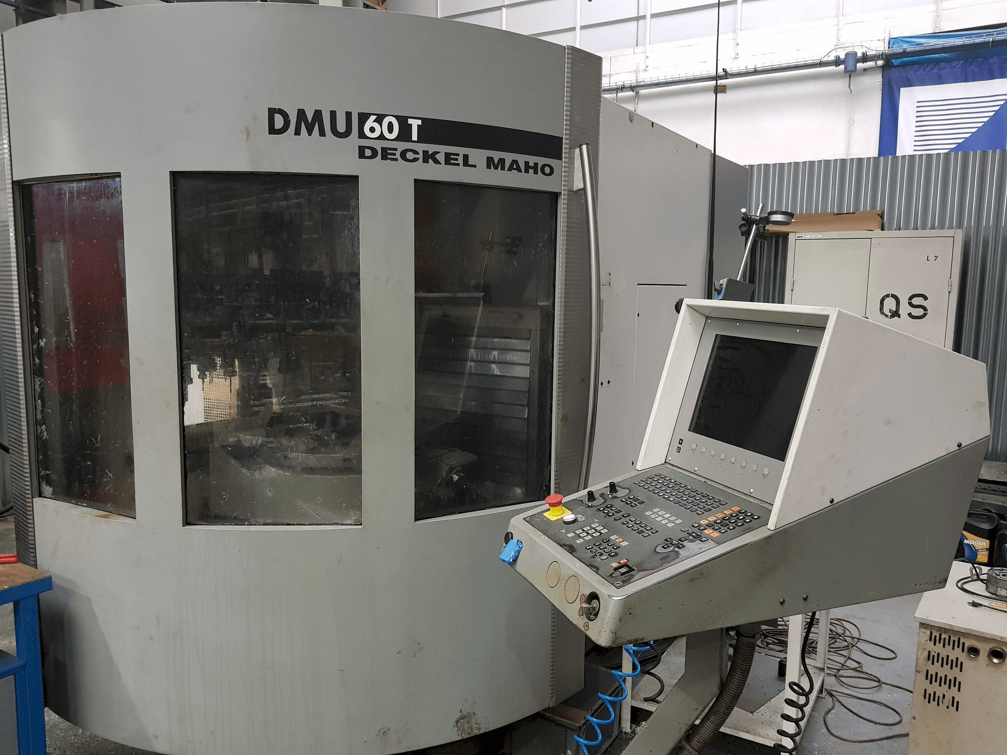 Frontansicht der DECKEL MAHO DMU 60T Maschine