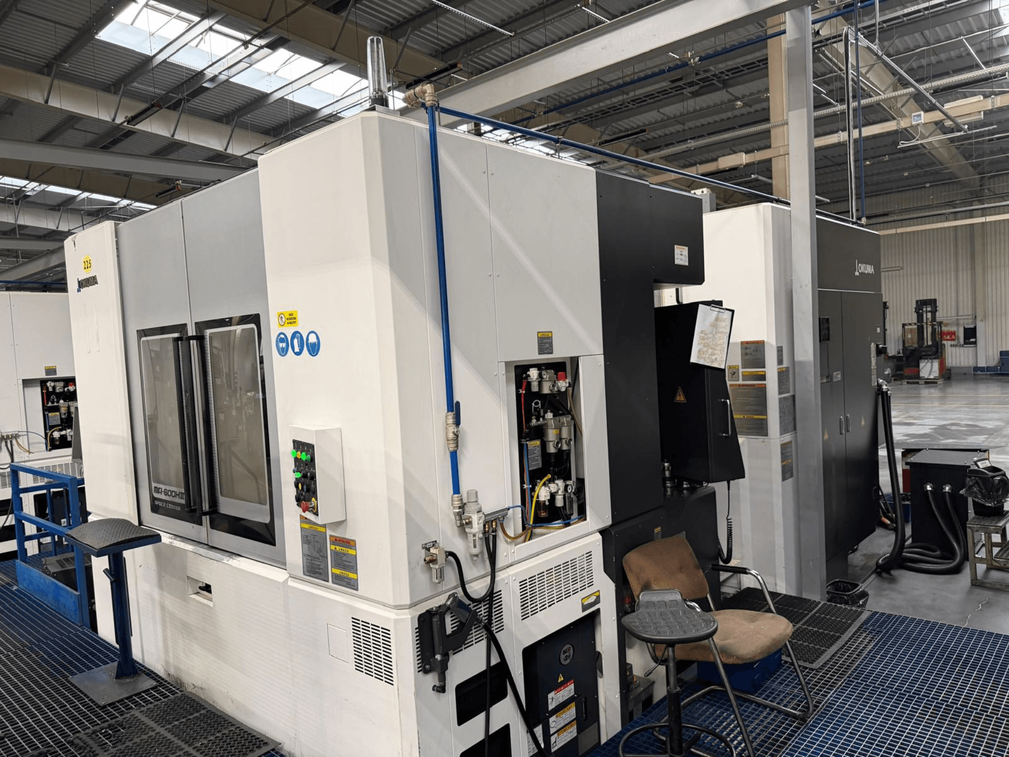 Okuma MA 600H II Horizontal-Bearbeitungszentrum, Vorderansicht, mit Bedienfeld und Betriebsanzeigen.