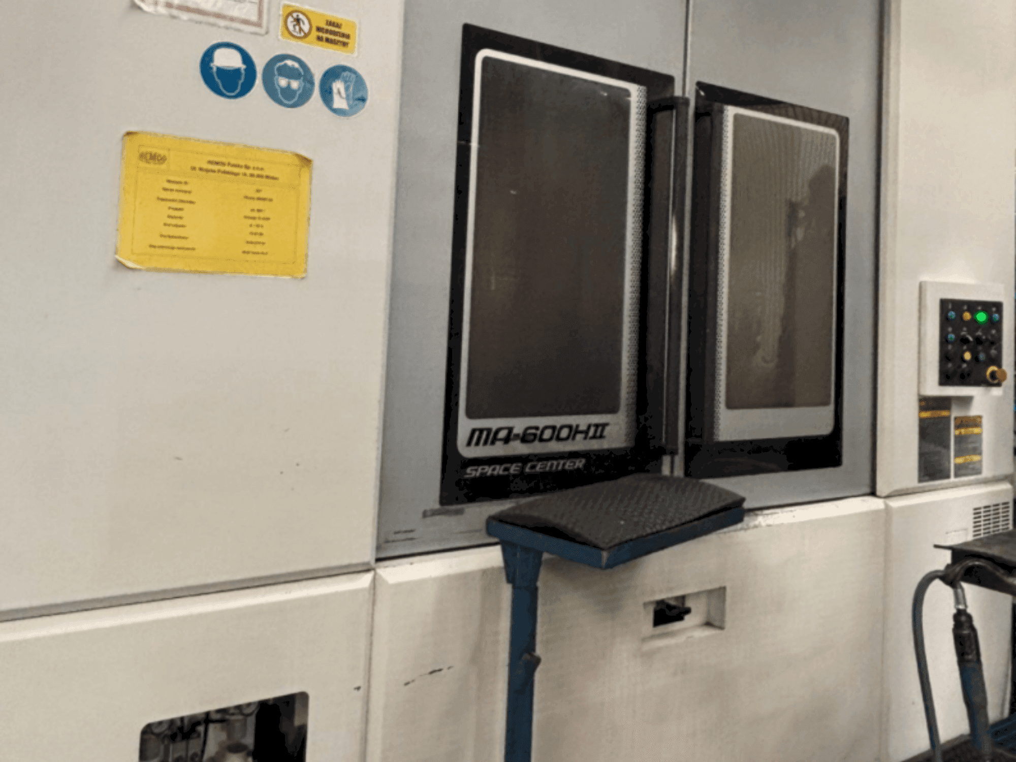 Frontansicht der Okuma MA 600H II Maschine