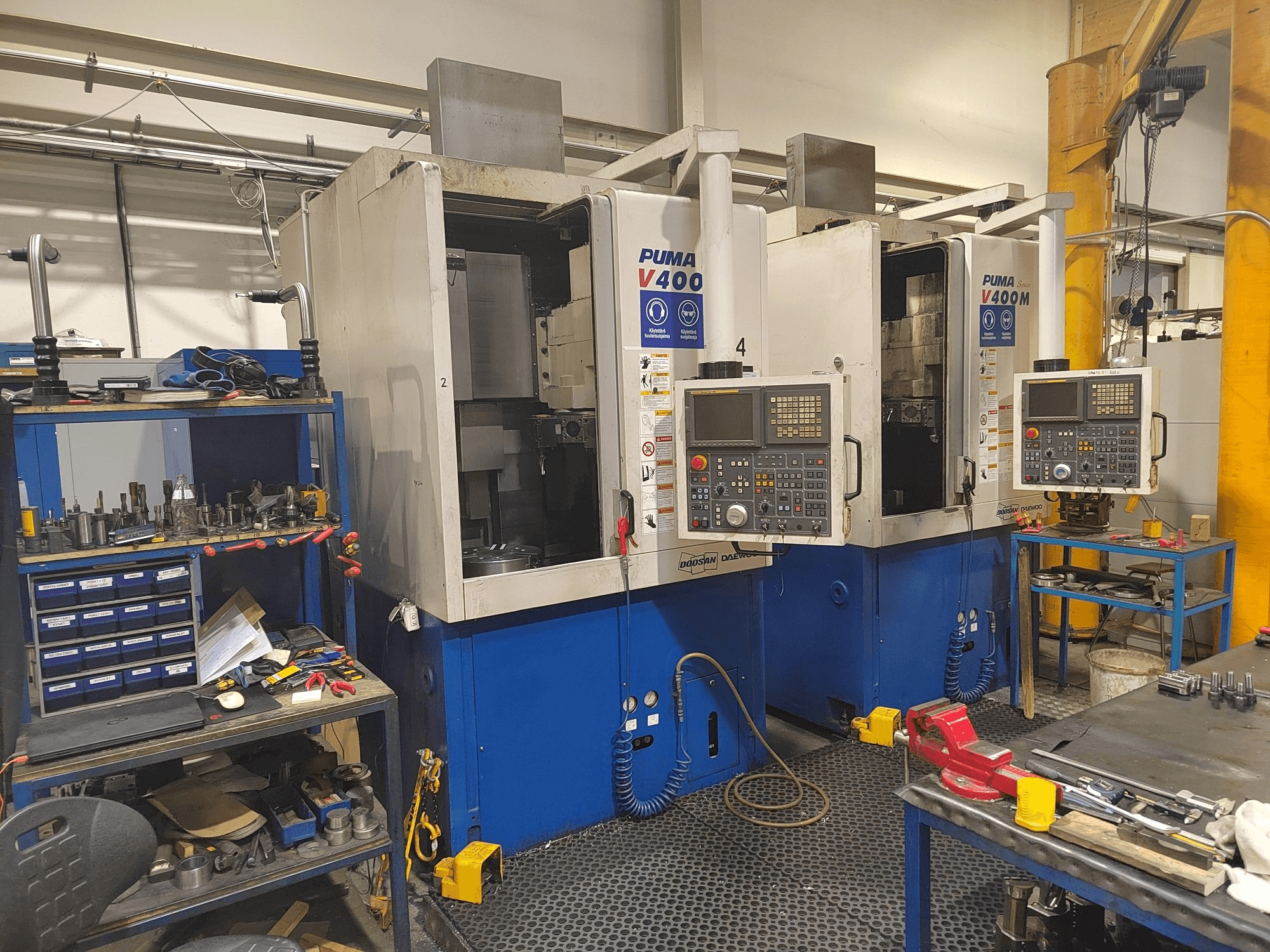 Frontansicht der Doosan Puma V400M Maschine