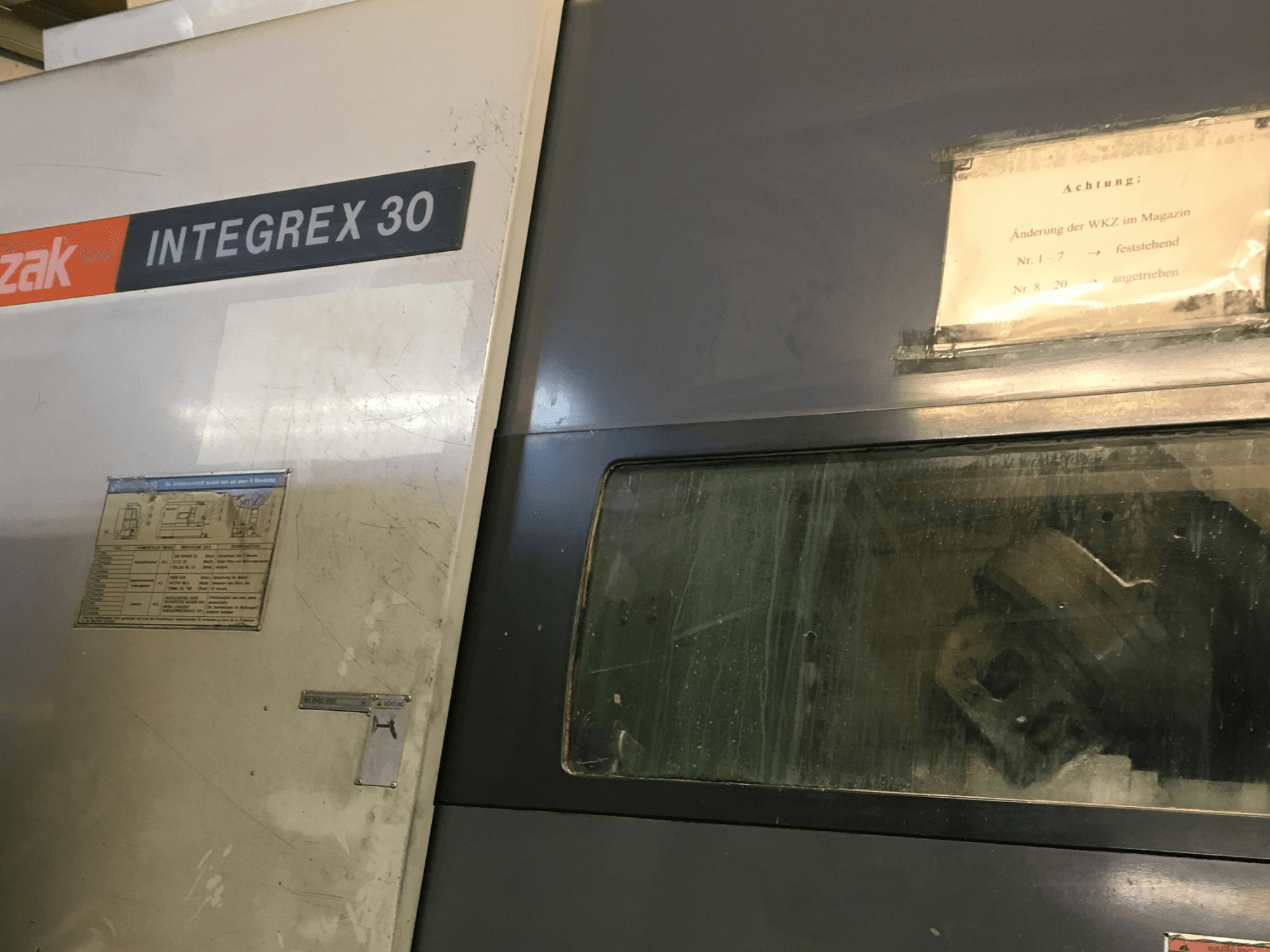 Mazak Integrex 30 Y Universal 1000 Dreh-Fräszentrum, Vorderansicht, mit Bedienelementen und sichtbaren Werkzeugen im Sichtfenster.