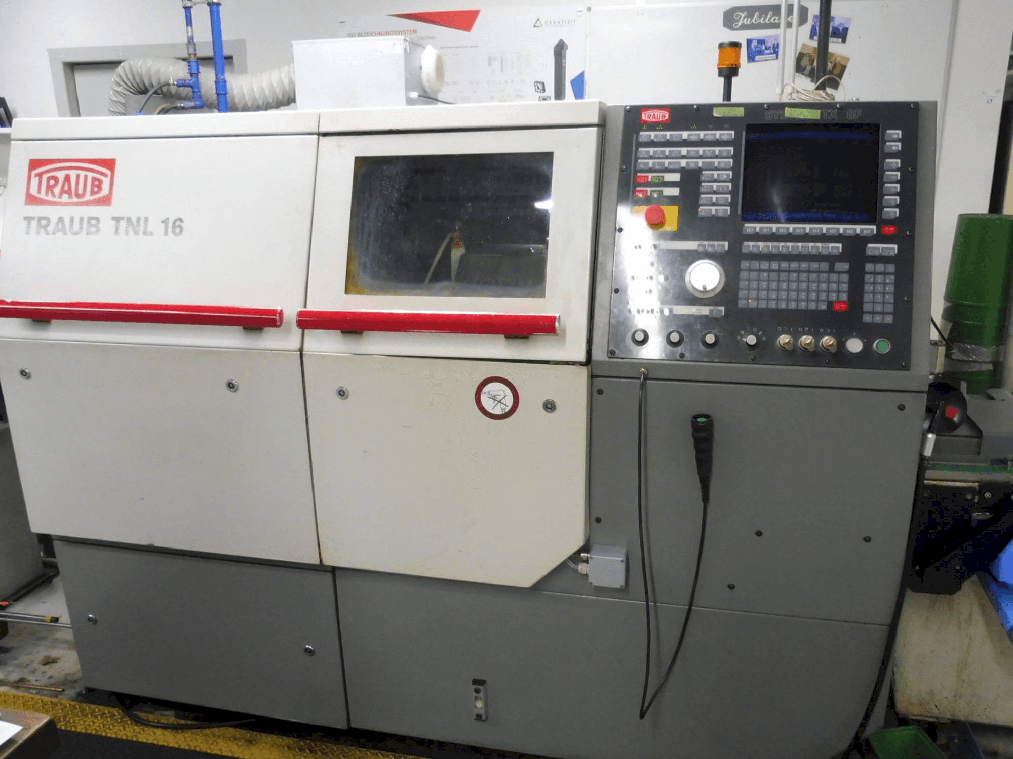 Frontansicht der TRAUB TNL 16 Maschine