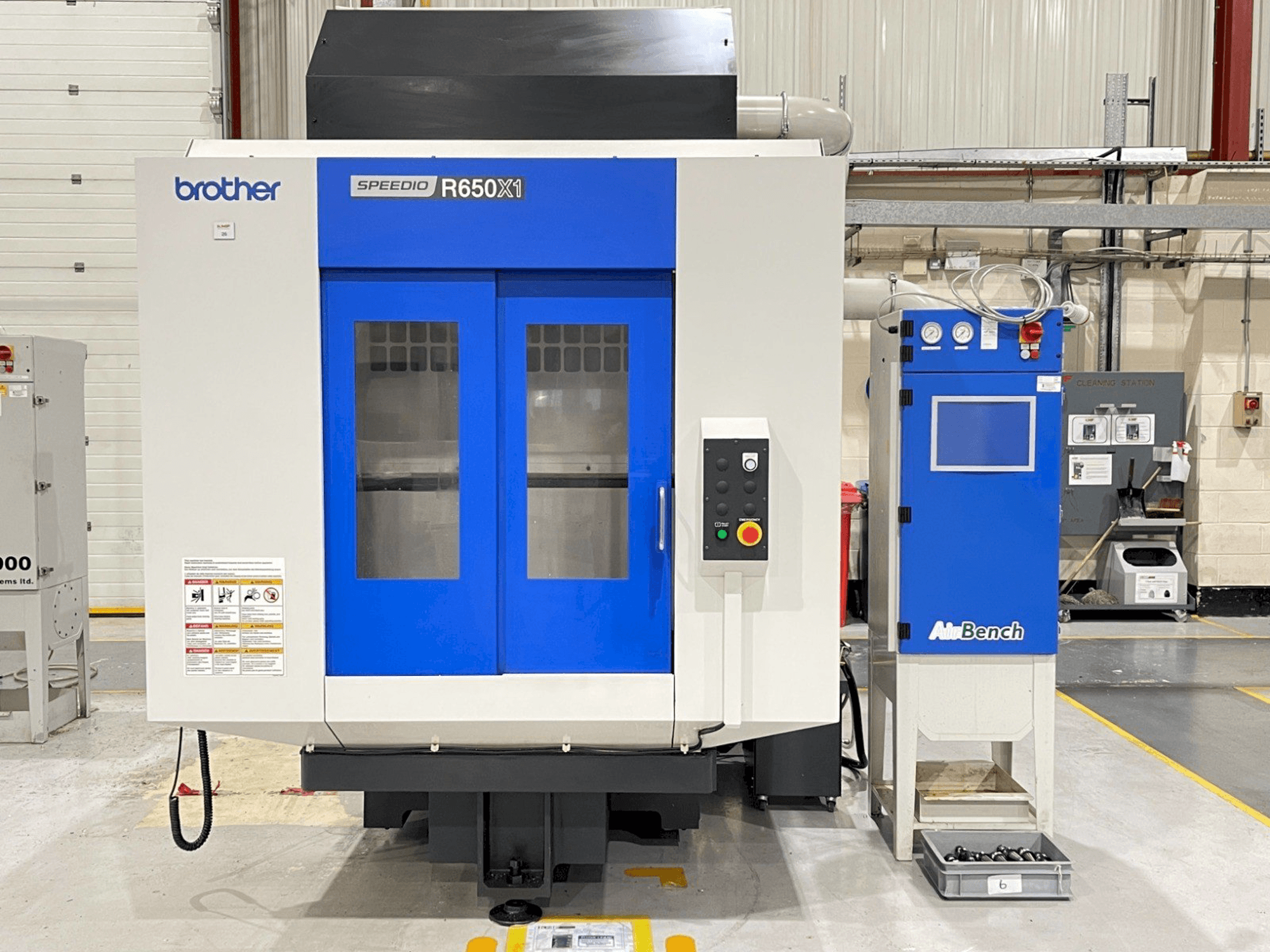 Frontansicht der Brother SPEEDIO R650X1 Maschine