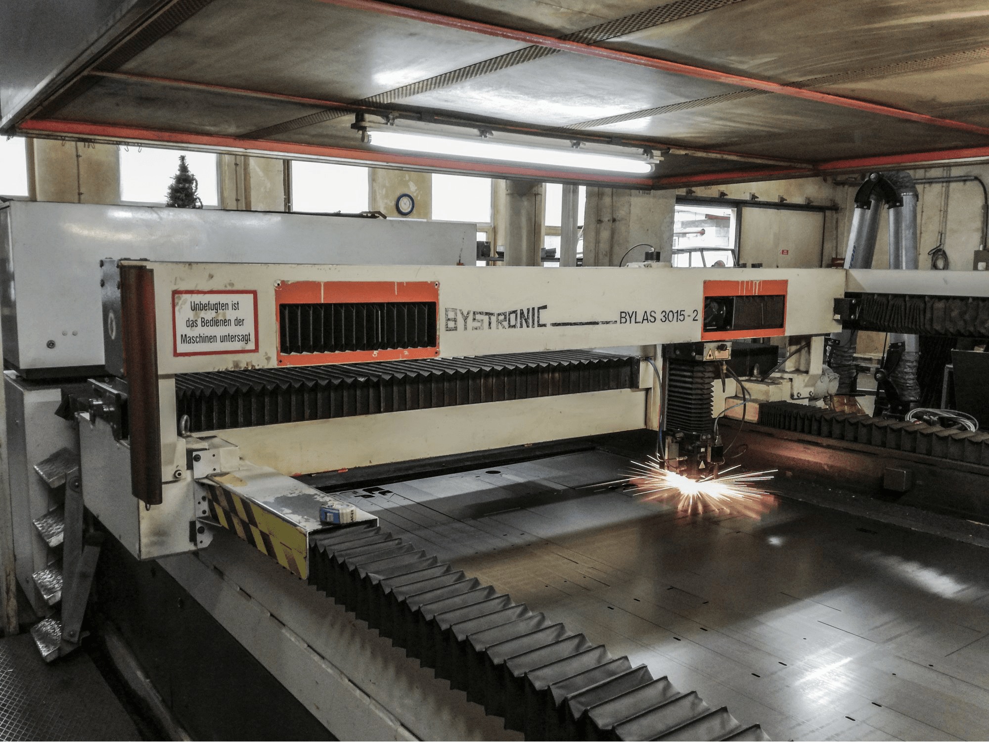 Linke Ansicht 1 der Bystronic Bylas 3015-2 Maschine