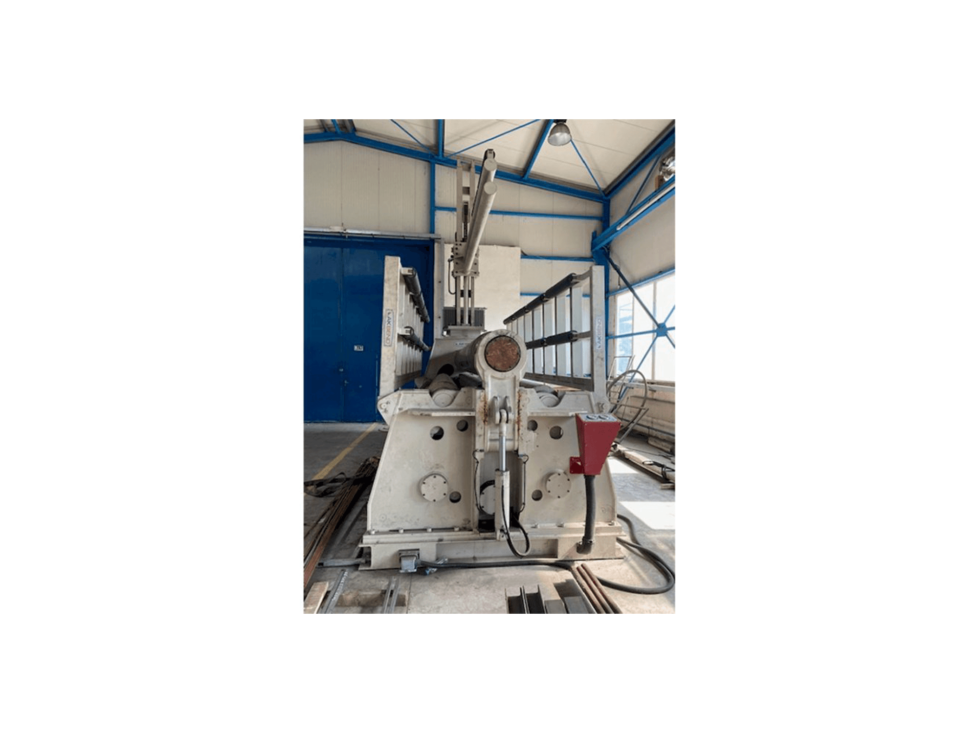 Frontansicht der Akyapak AHS 4100/25 Maschine