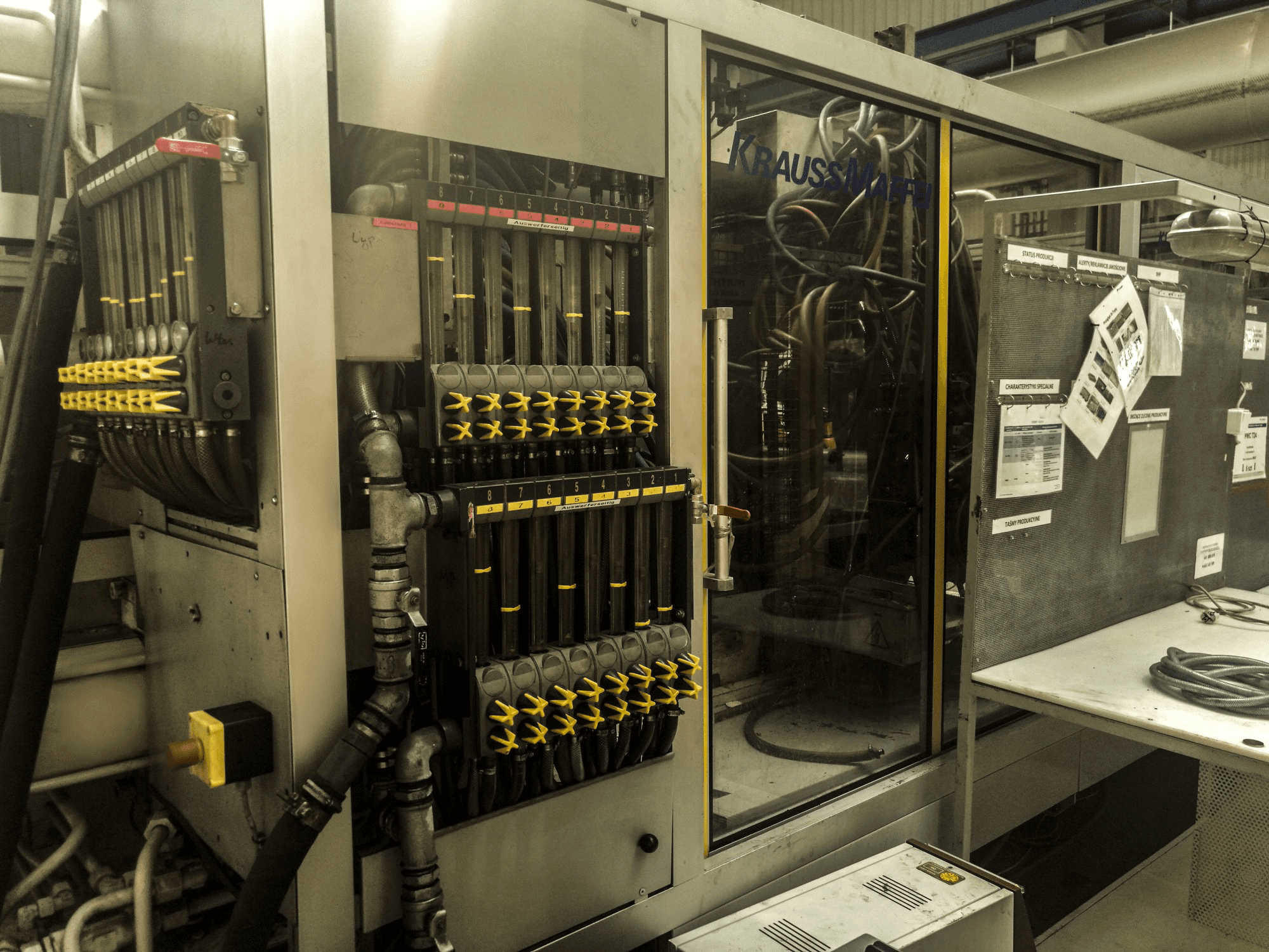 Frontansicht der Krauss Maffei 800-8000 MC Maschine