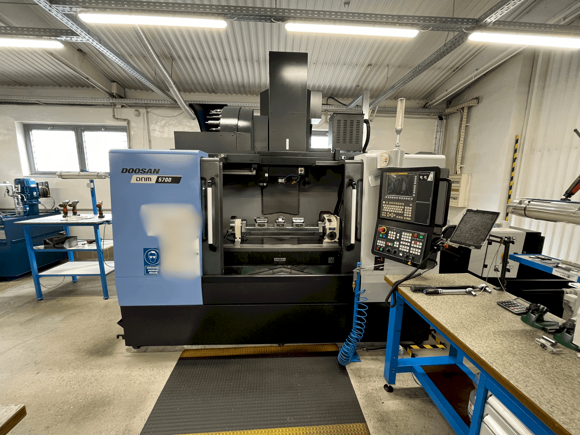 Frontansicht der DOOSAN DNM 5700 Maschine