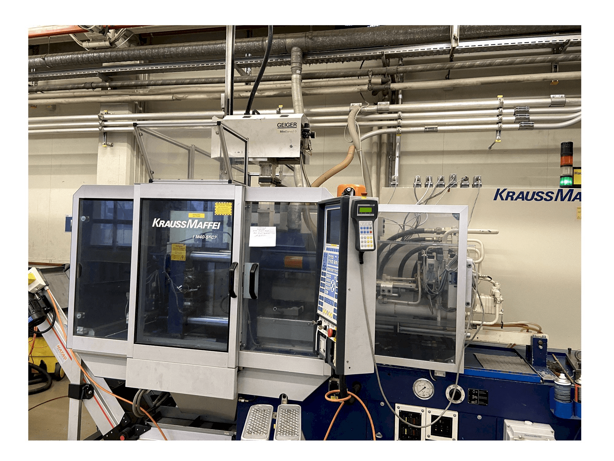 Frontansicht der Krauss Maffei 40-55 C2 Maschine