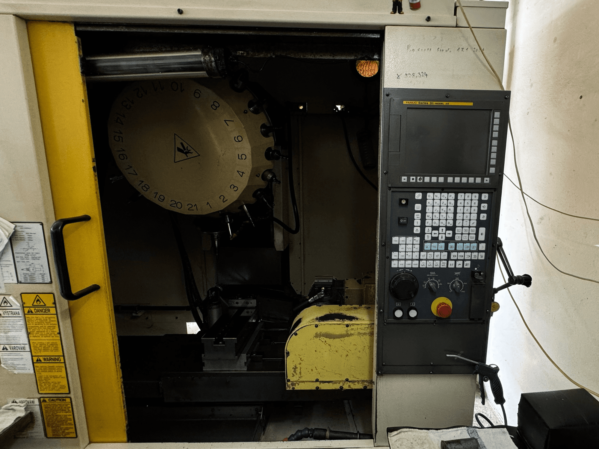 FANUC Robodrill alpha-T21iFL vertikales Bearbeitungszentrum, Vorderansicht mit Bedienfeld und Werkzeugmagazin.