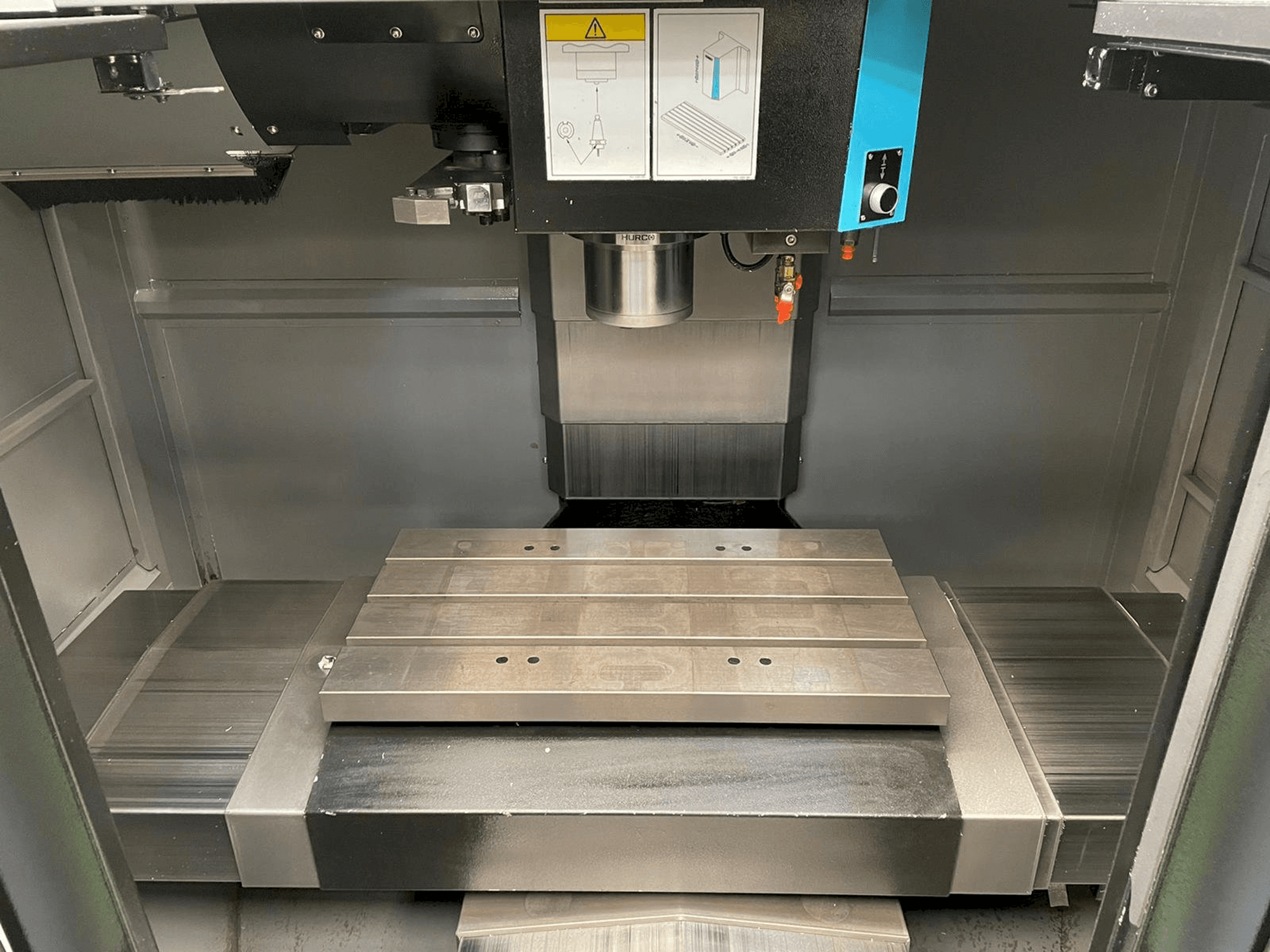 Frontansicht der Hurco VM 10i Maschine