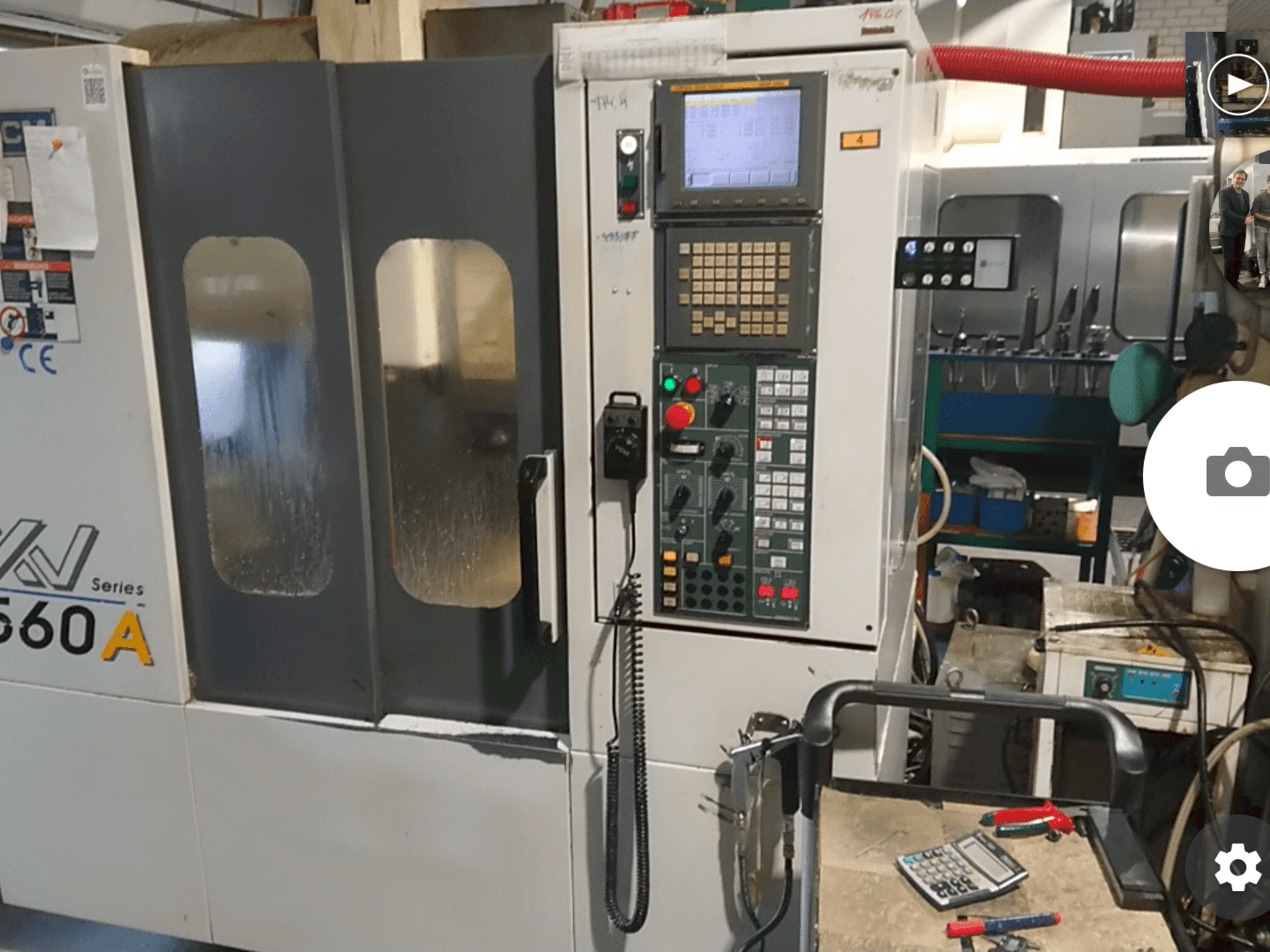 Frontansicht der YCM XV560A Maschine