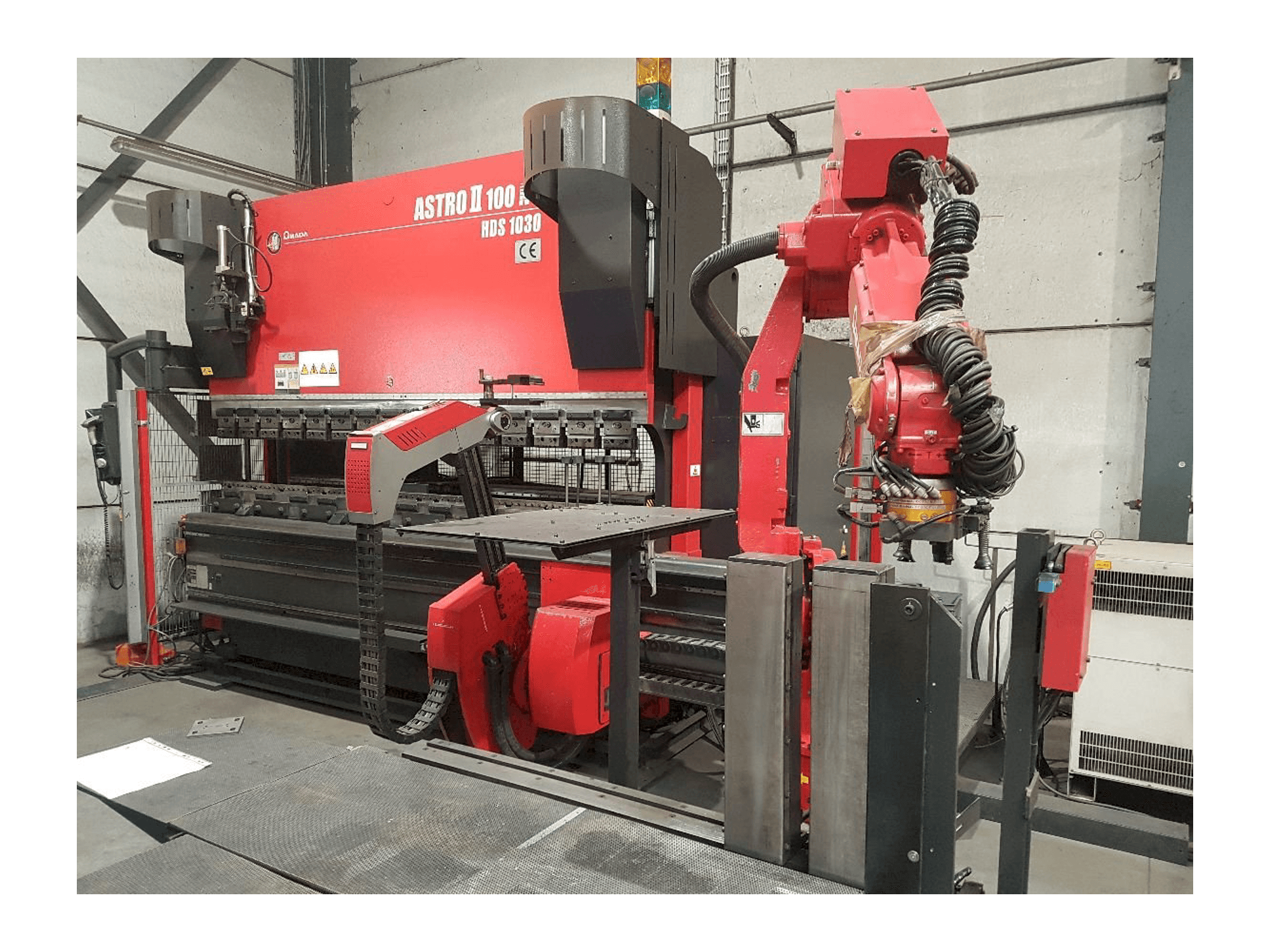 Frontansicht der AMADA Astro II 100NT HDS 1030 Maschine