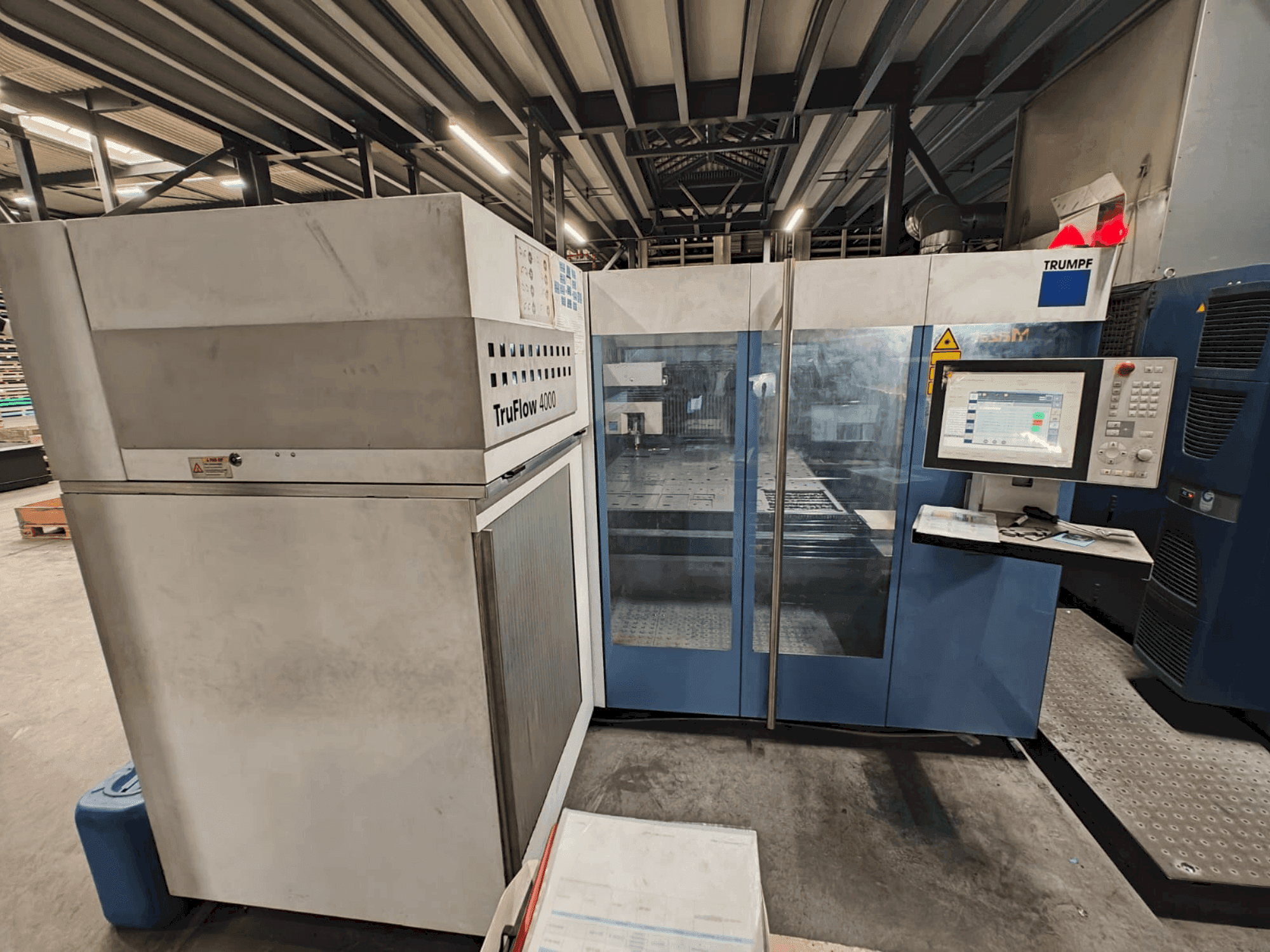 Frontansicht der TRUMPF TruLaser 3030 Maschine