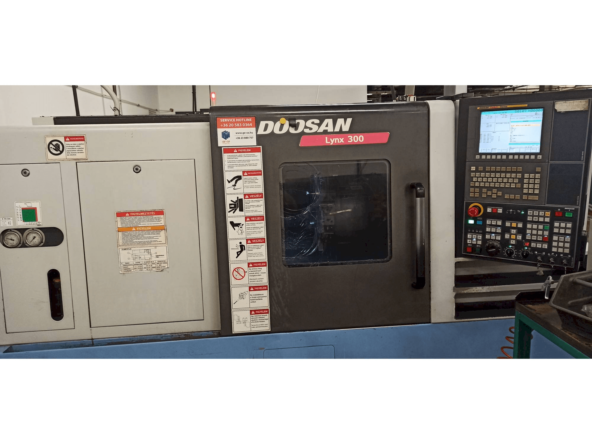 Frontansicht der Doosan Lynx 300 Maschine