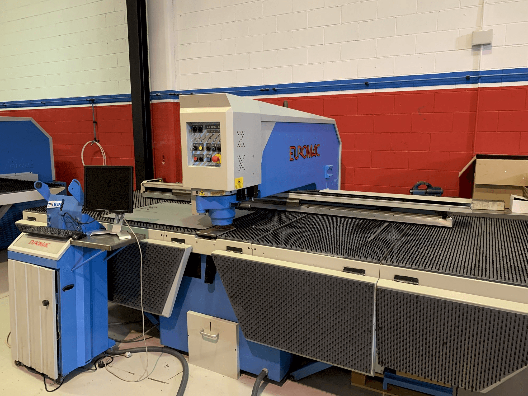 Frontansicht der Euromac ZX 1000-30-2000 Maschine