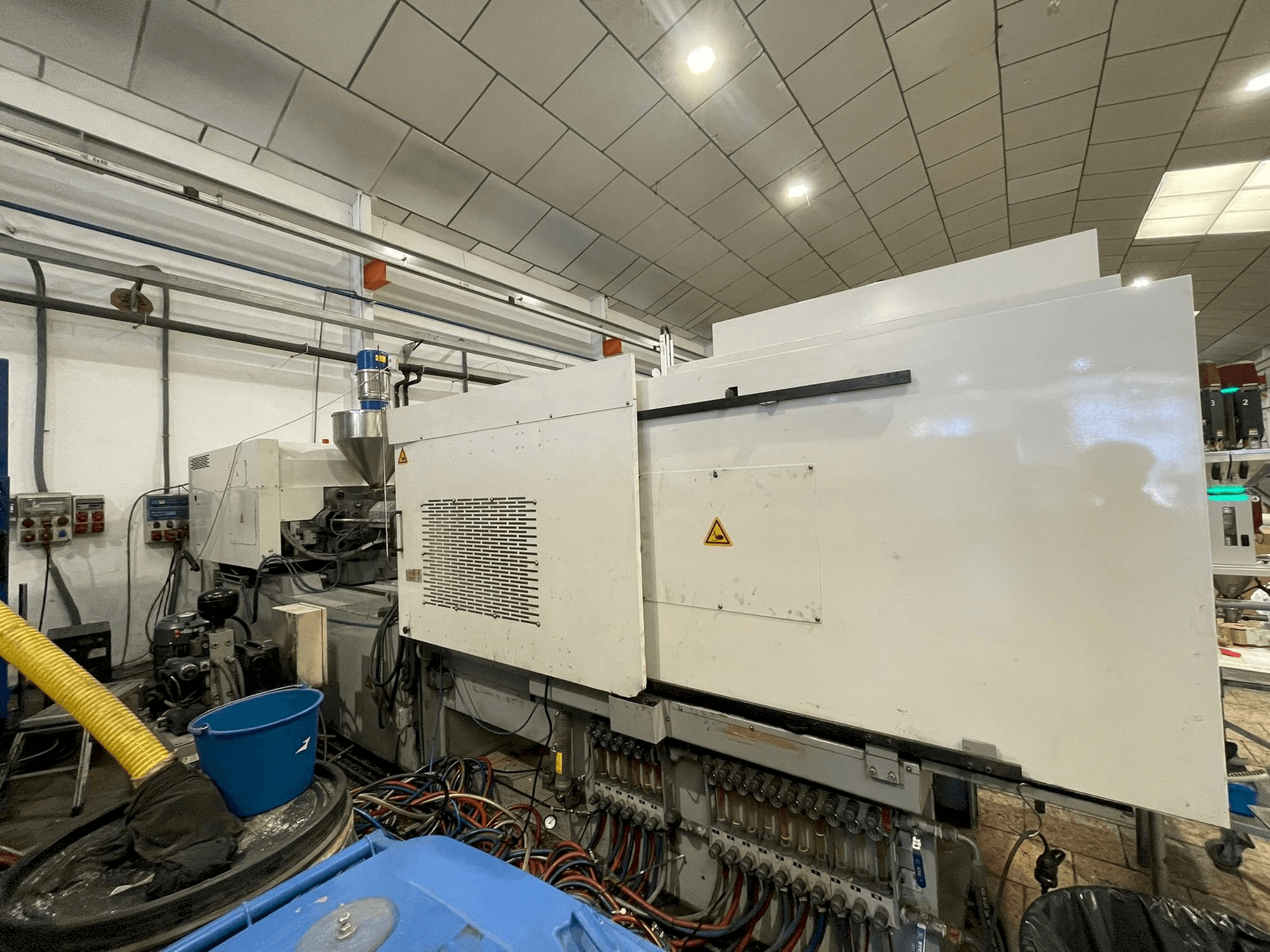 Linke Ansicht der Toyo Si-280-V Maschine