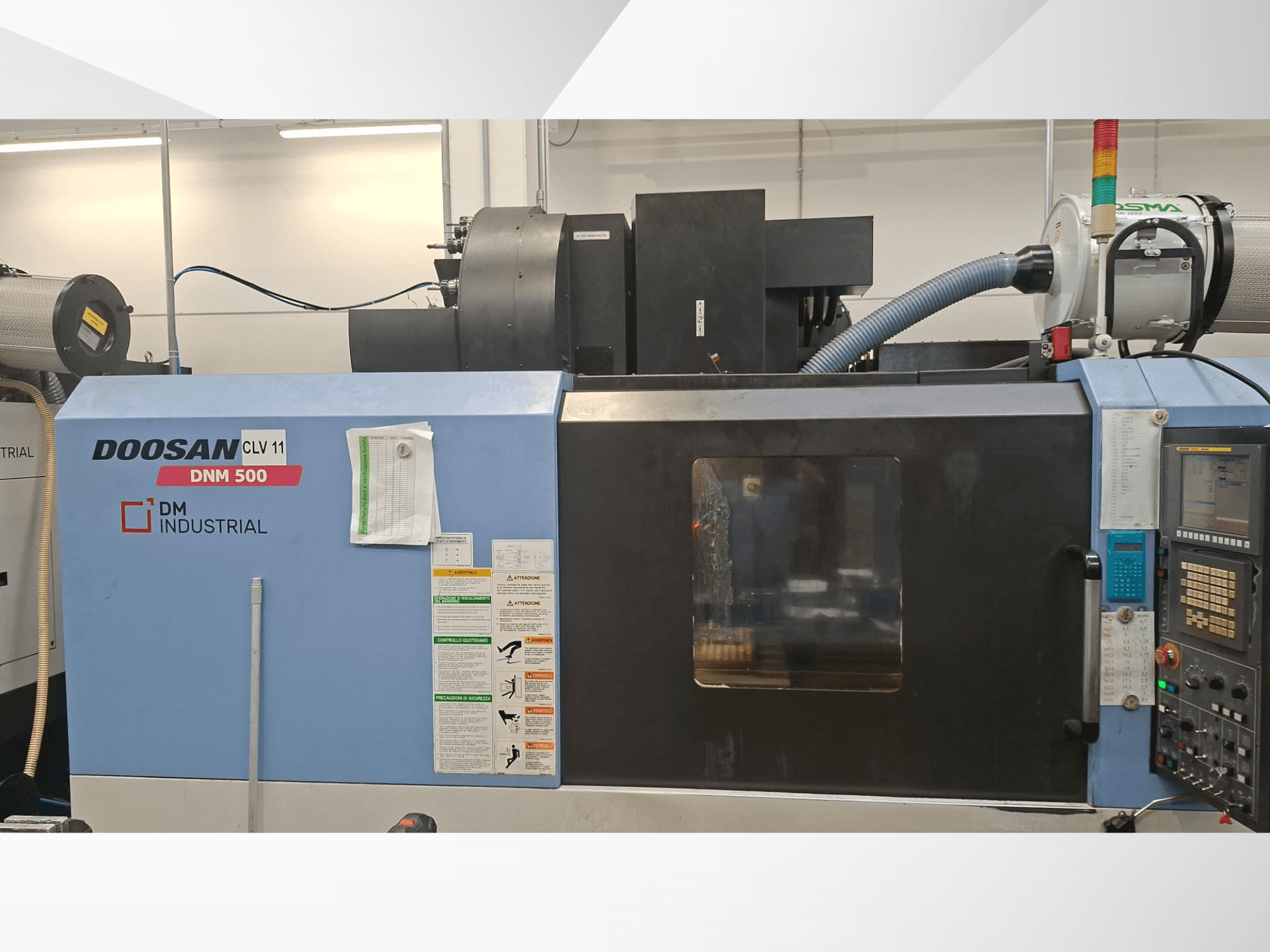 Vertikales Bearbeitungszentrum DOOSAN DNM 500 in Seitenansicht, mit Bedienfeld und Funktionselementen.