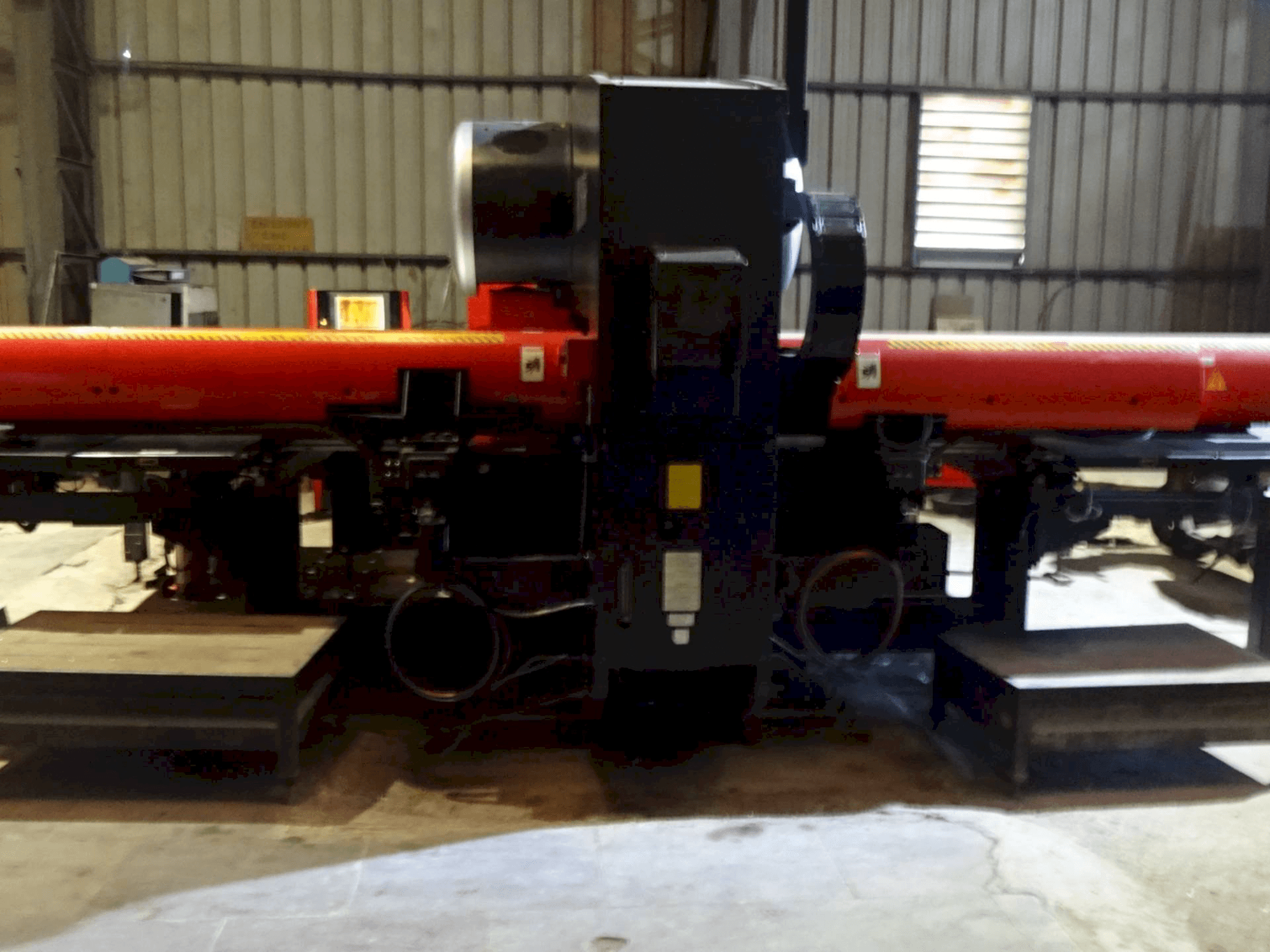 Frontansicht der AMADA EM 2510 NT Maschine