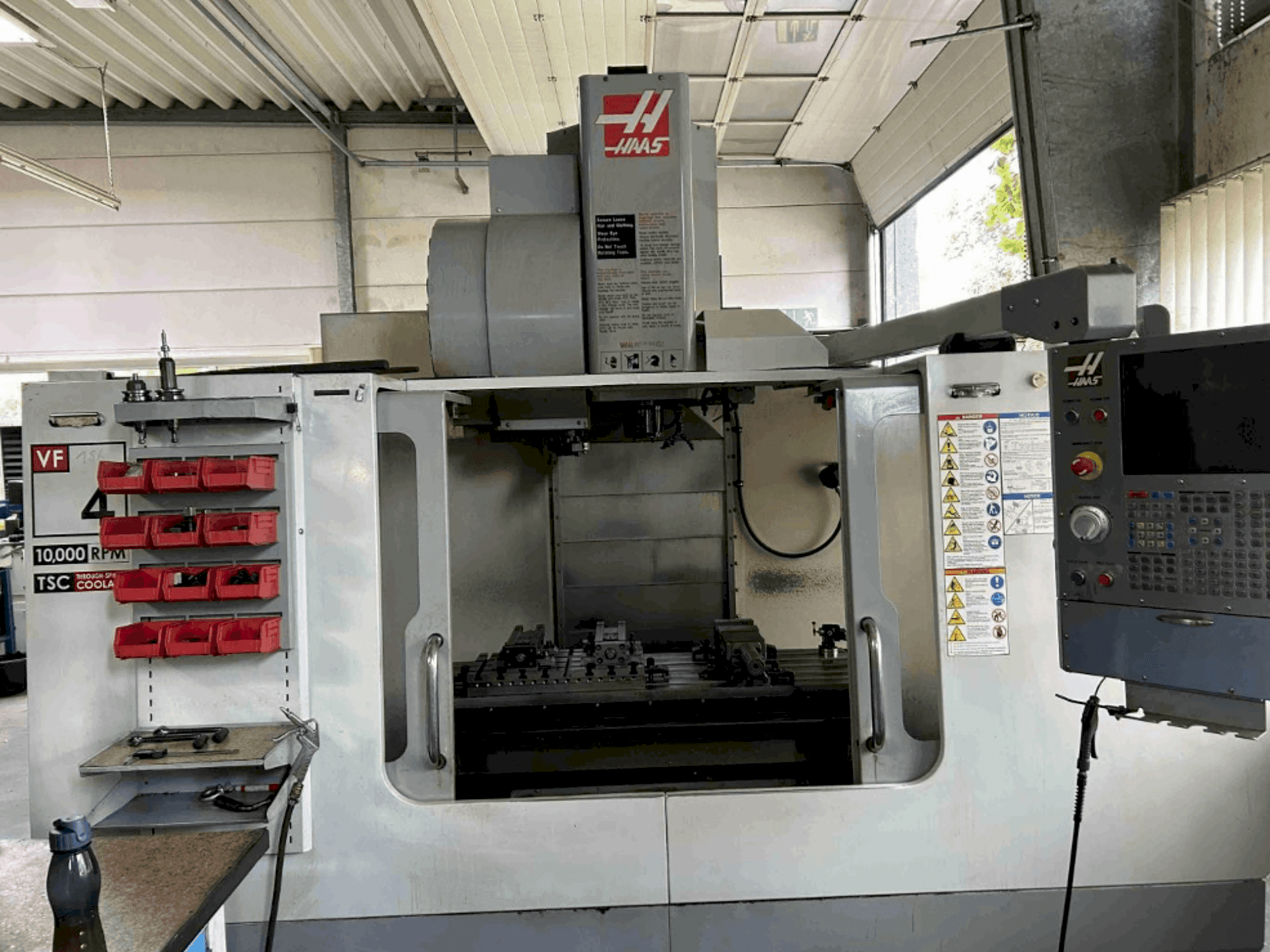 Frontansicht der HAAS VF4 BHE Maschine