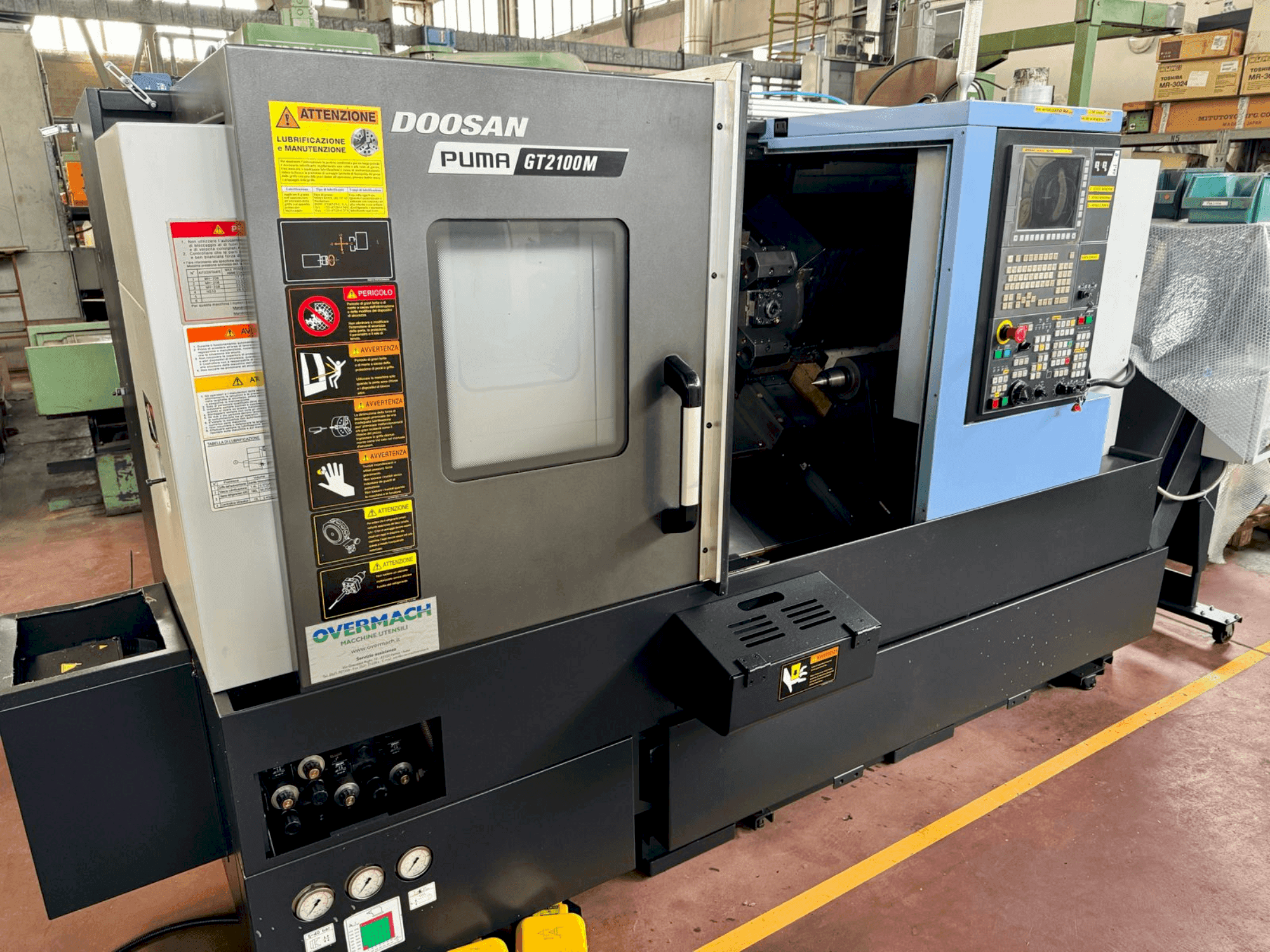 Frontansicht der DOOSAN PUMA GT 2100M Maschine