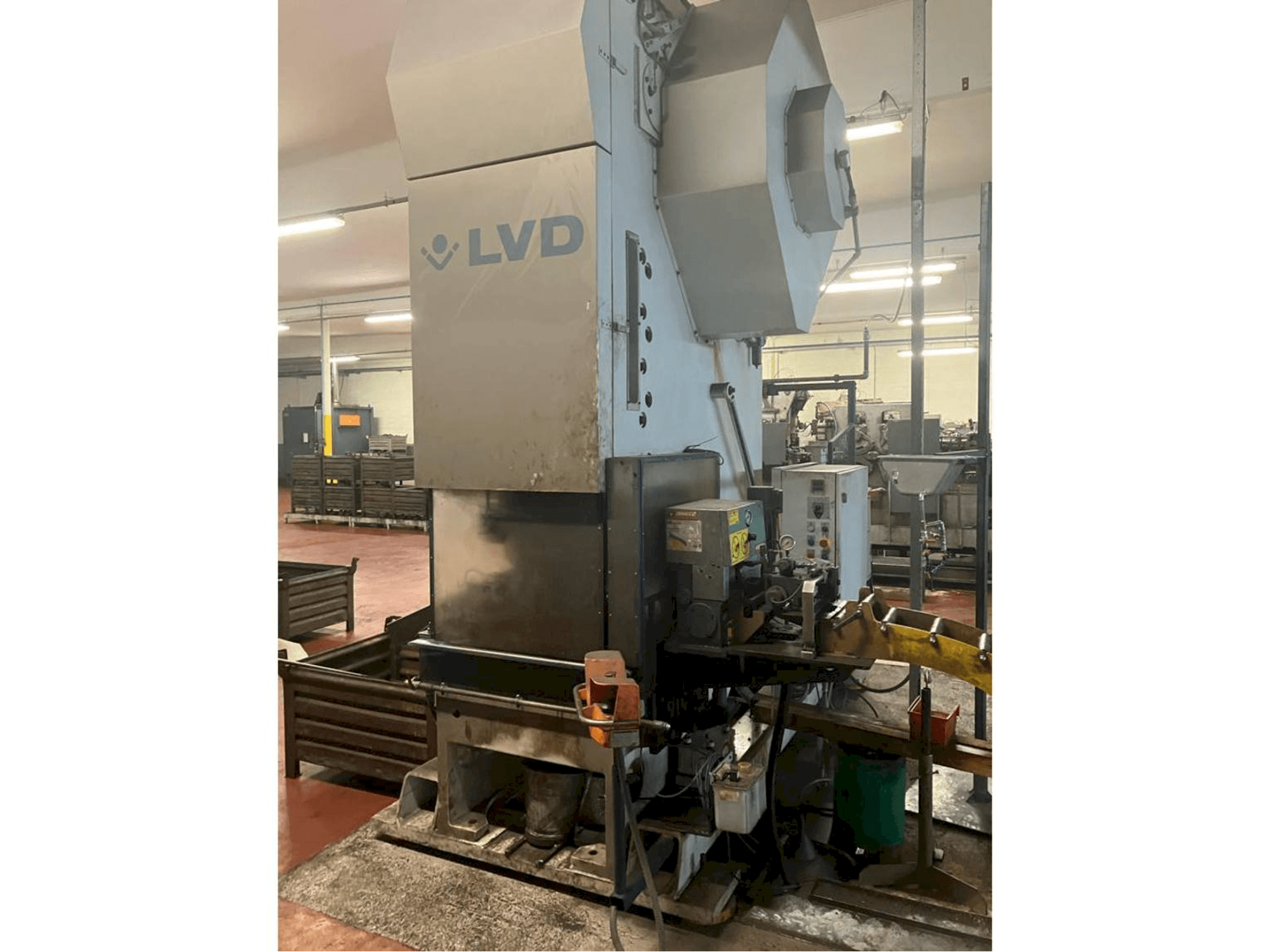 Frontansicht der LVD DVDF 160T Maschine