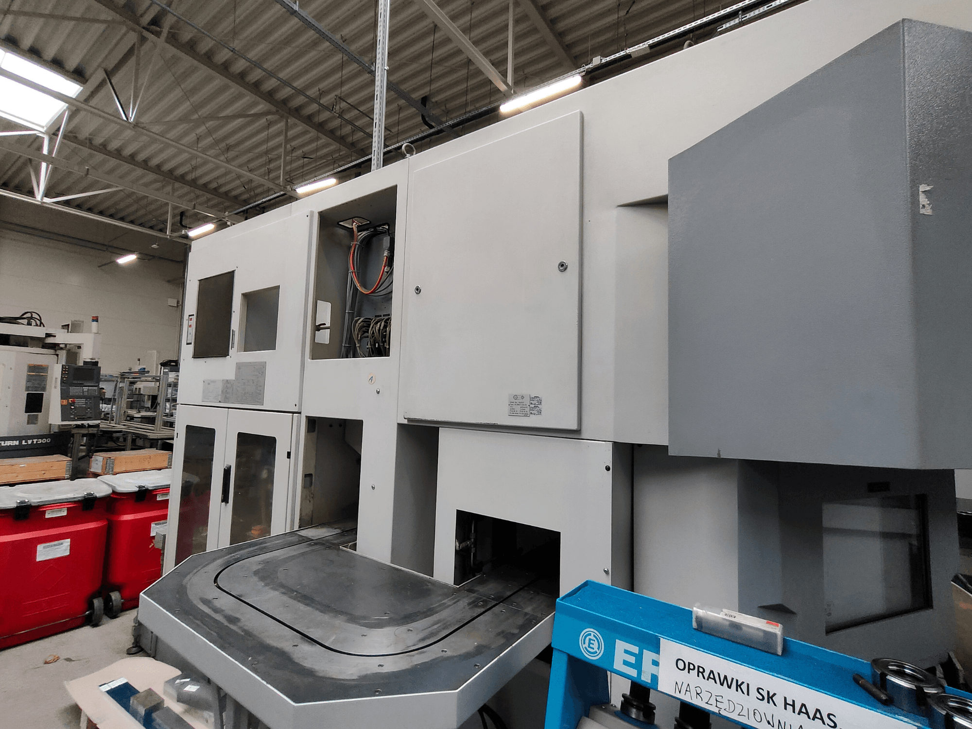 Vertikaldrehmaschine EMAG VSC 250 in der Seitenansicht mit Bedienpult und großem Arbeitsraum.