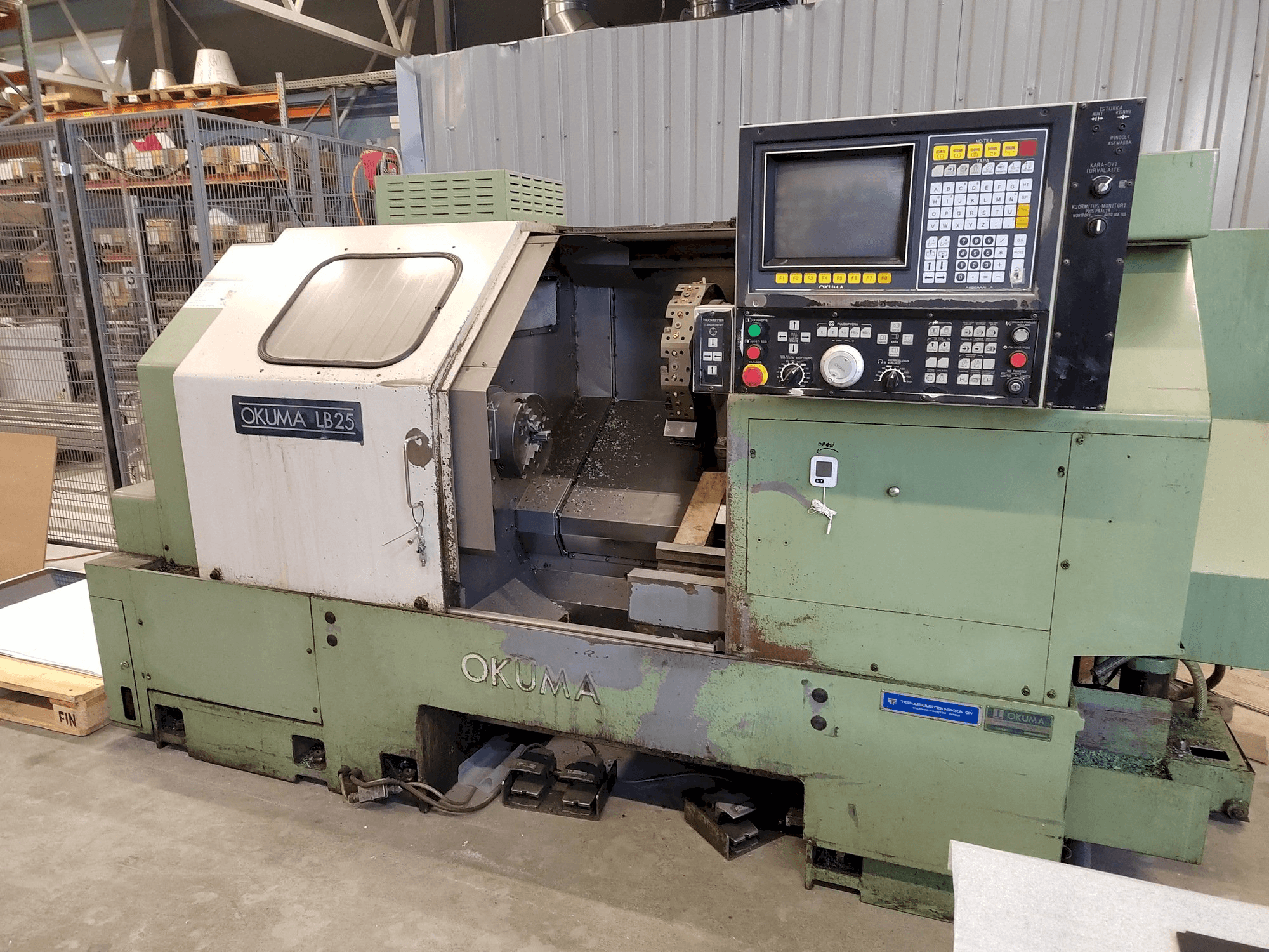 Frontansicht der Okuma LB25 Maschine