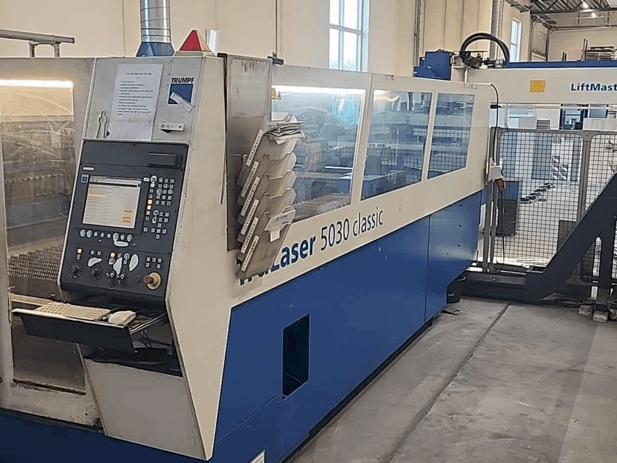 Frontansicht der TRUMPF TruLaser 5030 classic Maschine