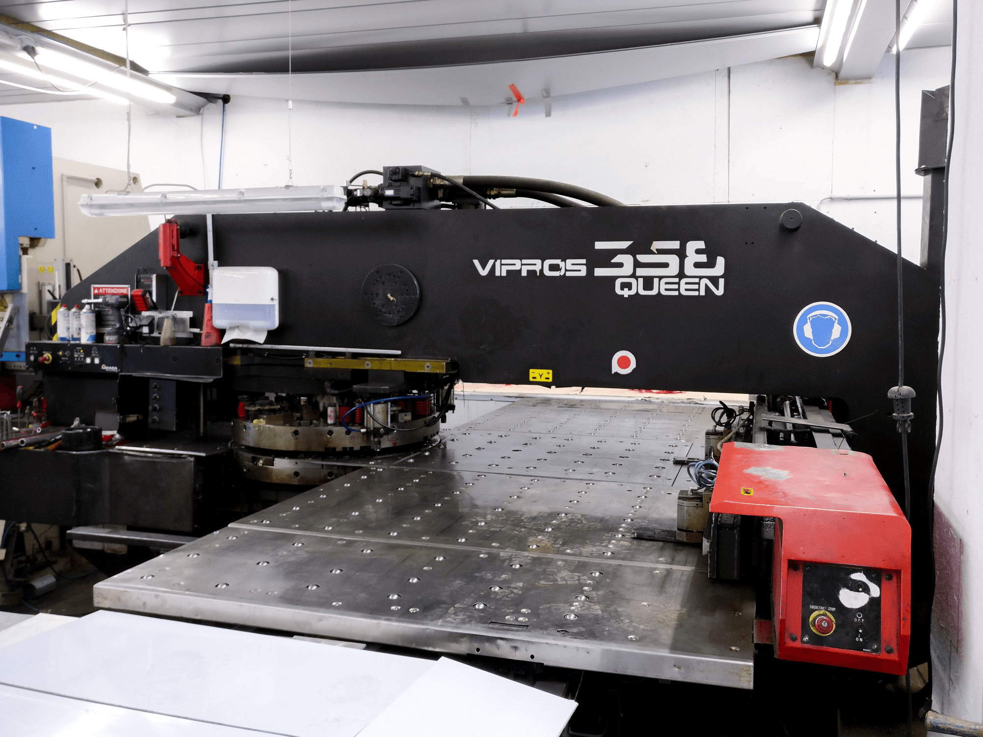 Rechte Ansicht der AMADA Vipros 358 QUEEN Maschine