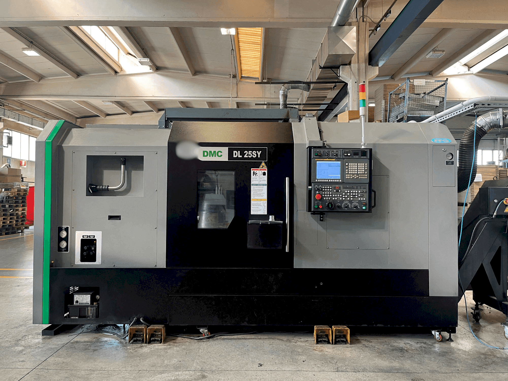 Frontansicht der FFG DMC DL 25SY Maschine