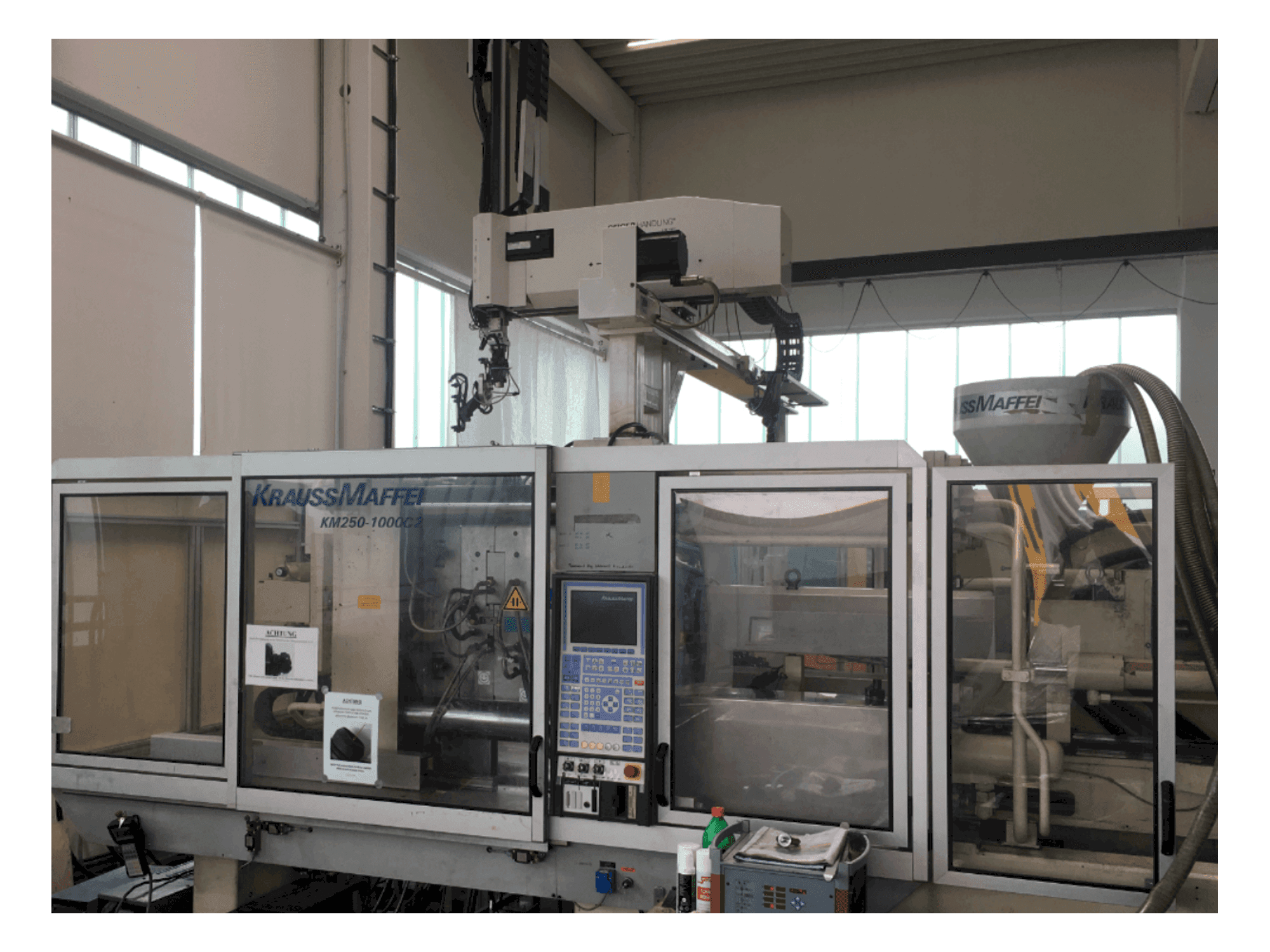 Frontansicht der Krauss Maffei 250-1000 C2 Maschine