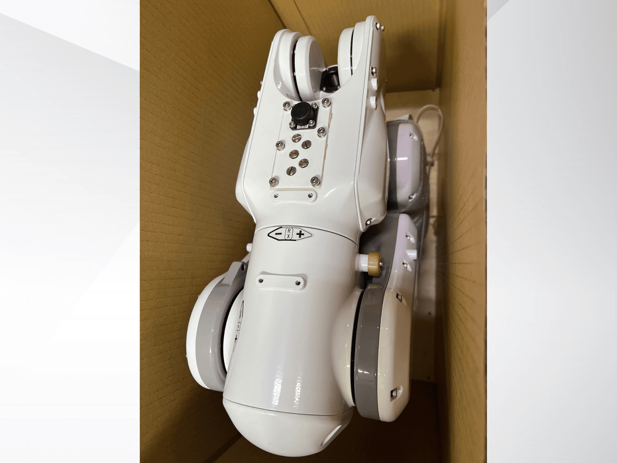 Der Roboterarm NACHI MZ04D in der Draufsicht mit seinem eleganten weißen Design und dem Bedienfeld mit Tasten und Anzeigen.