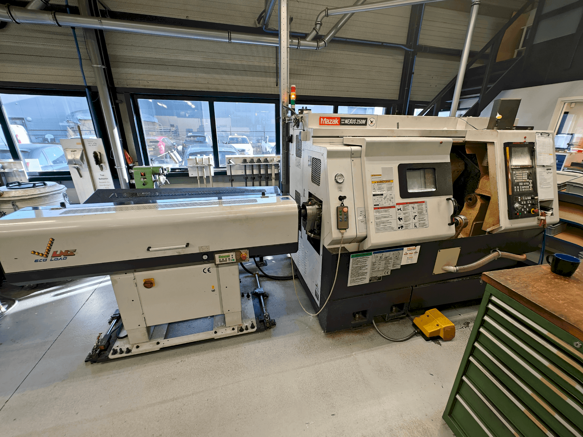 Frontansicht der Mazak Quick Turn Nexus 250M Maschine