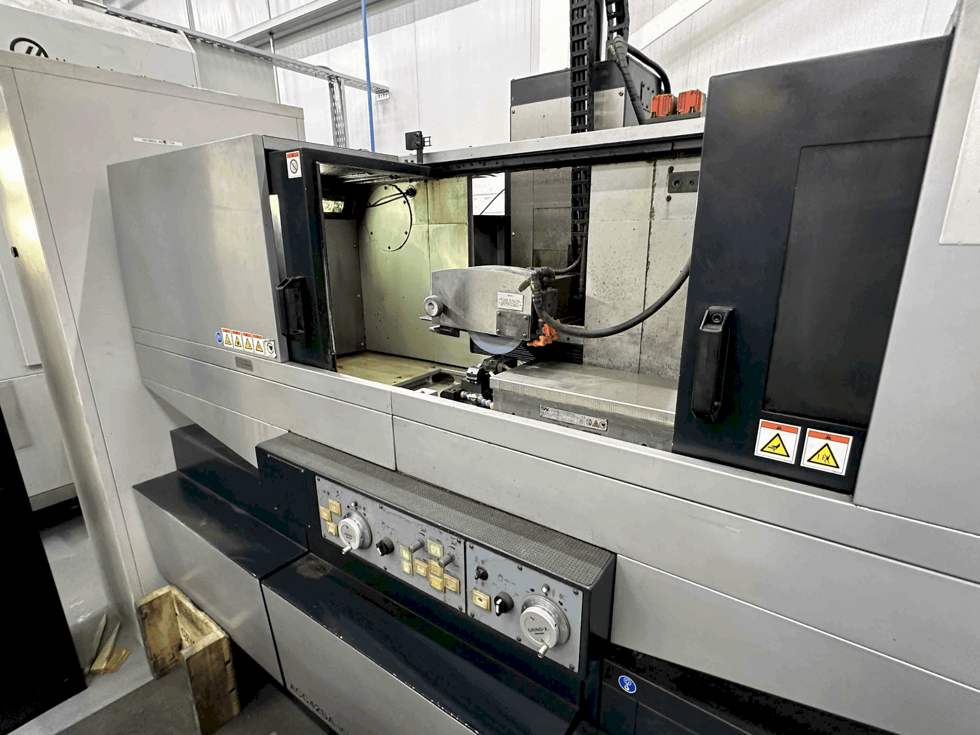 Frontansicht der OKAMOTO Grind-X ACC 42SAiQ Maschine