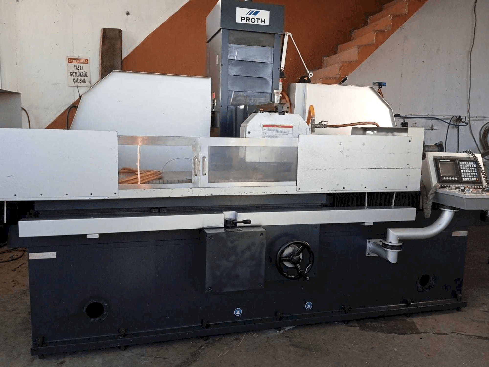 Frontansicht der Proth PSGC-50100 AHR Maschine