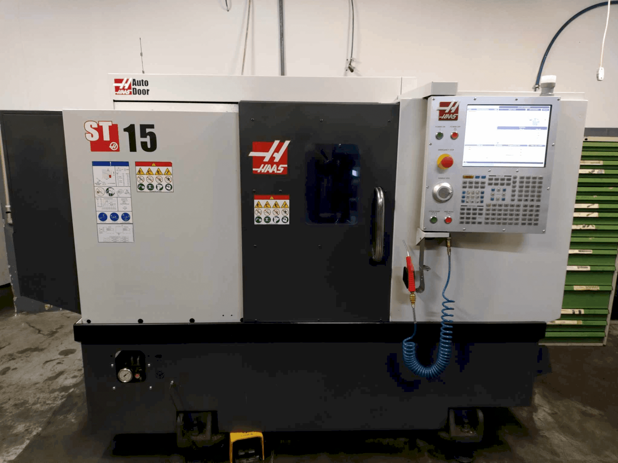Frontansicht der HAAS ST-15 Maschine