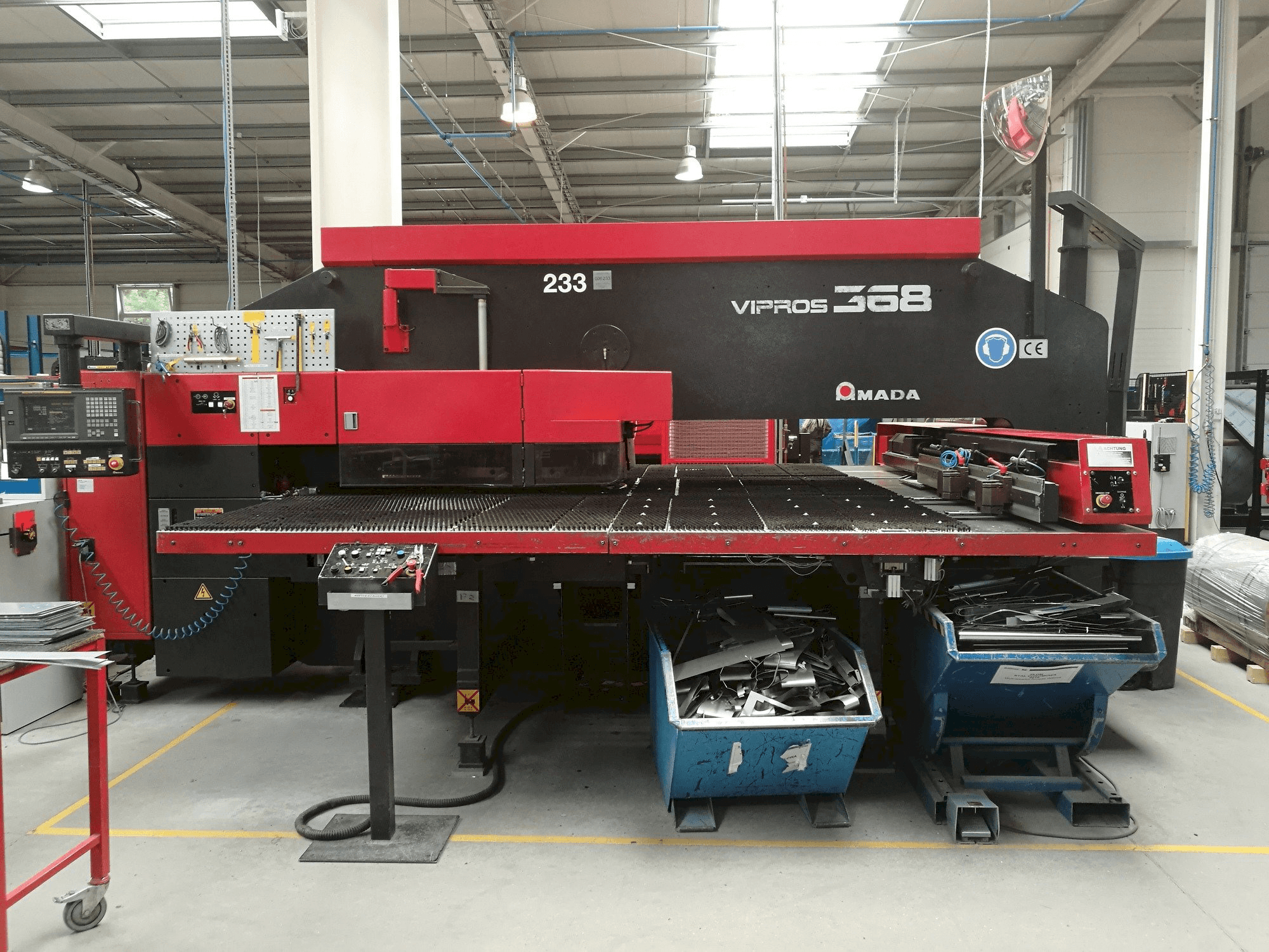 Frontansicht der AMADA VIPROS 368 King Maschine