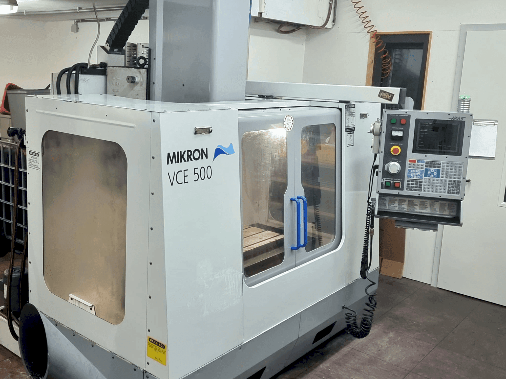 Frontansicht der HAAS VCE 550 Maschine